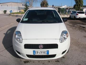 Autocarro immatricolato van nel 12/2010. 
La vettura è perfettamente funzionante e marciante. 
Targata EB491KC.
Al prezzo indicato va aggiunta iva al 22%.