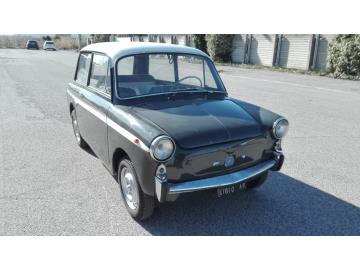 Vettura immatricolata nel 1963. Colore esterno della carrozzeria è grigio scuro. Auto d' epoca. Mezzo alimentato a Benzina. Targata AP041610
Vettura ripristinata interno nuovo mancano dei particolari per essere perfetta, marciante e funzionante.