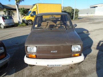 Auto d' epoca funzionante. Anno prima immatricolazione nel 1980. Modello Fiat 126 Brown 650. Colore carrozzeria marrone pastello. Alimentazione benzina. Targata PS223743