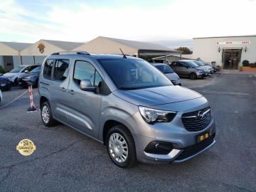 OPEL COMBO 1.5 TURBO D

*** Immatricolato come AUTOCARRO ***

*** Prezzo 13.500 + Iva = 16.470Euro ***

Immatricolata 2019, 1499cc, 139.400 Km, 100Cv 75Kw, 5posti 5porte, Euro6D-TEMP.

Con: Motore a 4 cilindri in linea, cambio manuale a 5 rapporti, computer
di bordo, ABS, ASR, AFU ed ESP (include Hill Assist), Airbag, volante
regolabile in altezza e profonditÃ  con comandi al volante, vetri
elettrici, Cruise Control con limitatore di velocitÃ , fendinebbia,
Radio con DAB, schermo Touchscreen da 8 ConnettivitÃ  Bluetooth,
1 presa USB, Luci diurne a Led, Specchietti paraurti anteriori e
posteriore in tinta carrozzeria, Sistema di monitoraggio pressione
pneumatici TPMS, Vetri in 2 e 3 fila oscurati, sensori di
parcheggio posteriori, cerchi da 16â€, griglia divisoria 3
fila.

Il prezzo proposto di euro 11.900,00euro Ã¨ legato alla promozione web che prevede un acquisto tramite finanziamento di intero importo. Info in sede.
Il prezzo senza promo Ã¨ di euro 12.900,00.
Rimangono sempre esclusi i costi :
-del passaggio di proprietÃ  pari ad euro 550,00.
-messa su strada pari ad euro 400,00 che include controlli tagliando completo preconsegna (olio,filtro olio, filtro aria e tutti icomponenti necessari al ripristino ivi compresi kit distribuzione),igienizzazione interni, kit ruota di scorta o kit gonfiaggio, 12 mesi di garanzia estendibili a 24 36mesi in base al veicolo e copre i componenti non soggetti ad usura (dettagli in sede).
Il prezzo del veicolo pubblicizzato Ã¨ stato calcolato utilizzando tutte le campagne commerciali a disposizione.


I NOSTRI SERVIZI :
-Acquisto diretto con pagamento immediato
-conto vendita
-vendita auto, moto e scooter usati e garantiti
-vendita veicoli d'epoca
-permuta auto con moto e viceversa
-noleggio breve e lungo termine
-finanziamenti personalizzati (rata costante,mini e maxi rate, leasing)
-assistenza post-vendita con societÃ  di garanzie e officine partner
-assicurazioni
-consulenze e stime per acquisti tra privati

VISITA il nostro sito internet: automotousateroma.it oppure scarica la nostra App: automotousateroma dall' Apple store o Play store per restare aggiornato sui nostri ultimi arrivi.

VIENI A TROVARCI PER VEDERE DAL VIVO QUESTO VEICOLO :
Auto Moto Usate Roma s.r.l.Via Appia Nuova 23, 00047, Marino (RM) (adiacente Sorelle Ramonda)

HAI UNA PERMUTA?
compila il form sull'App o nel nostro sito automotousateroma.it
oppure inviaci foto e descrizione (modello anno km motore ...)
al nostro numero whatsapp : Cell. 351-4646876 o e-mail : info@automotousateroma.it

*************
La Auto Moto Usate Roma Srl declina ogni responsabilitÃ  per eventuali involontarie incongruenze che non rappresentano in alcun modo un impegno contrattuale e invitano i clienti a verificare sempre dal vivo la correttezza dei dati che potrebbero non coincidere con lâ€™effettivo equipaggiamento del veicolo spesso dovuto alla incompatibilitÃ  dei dati trasmessi sulle varie piattaforme web.




