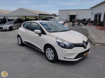 RENAULT CLIO 1.2 LIFE


Immatricolazione 01 2017, 1149cc, 54Kw 73Cv, 161.000km, 5porte-5posti, Euro6B.

*** Auto IDONEA PER NEOPATENTATI ***

Con: Motore 4 cilindri in linea, cambio manuale a 5 rapporti,
computer di bordo, Electronic Key Card (apertura chiusura porte con
scheda), Start Power (avviamento motore con pulsante), Abs, Esp, Esc,
Airbag, vetri e specchietti elettrici, crusie control, Radio R GO
DAB con comandi al volante,bluetooth, supporto smartphone,USB,
correttore assetto fari, chiusura centralizzata, assistenza in
salita, fari diurni a Led, servosterzo, Isofix, Sedile posteriore
ribaltabile 1 3 - 2 3 con due poggiatesta regolabili in altezza,
cerchi da 15â€ con copri ruota Extreme.

Il prezzo proposto di euro 6.000,00euro Ã¨ legato alla promozione web che prevede un acquisto tramite finanziamento di intero importo. Info in sede.
Il prezzo senza promo Ã¨ di euro 6.900,00.
Rimangono sempre esclusi i costi :
-del passaggio di proprietÃ  pari ad euro 500,00.
-messa su strada pari ad euro 400,00 che include controlli tagliando completo preconsegna (olio,filtro olio, filtro aria e tutti icomponenti necessari al ripristino ivi compresi kit distribuzione),igienizzazione interni, kit ruota di scorta o kit gonfiaggio, 12 mesi di garanzia estendibili a 24 36mesi in base al veicolo e copre i componenti non soggetti ad usura (dettagli in sede).
Il prezzo del veicolo pubblicizzato Ã¨ stato calcolato utilizzando tutte le campagne commerciali a disposizione.

*************

I NOSTRI SERVIZI :
-Acquisto diretto con pagamento immediato
-conto vendita
-vendita auto, moto e scooter usati e garantiti
-vendita veicoli d'epoca
-permuta auto con moto e viceversa
-noleggio breve e lungo termine
-finanziamenti personalizzati (rata costante,mini e maxi rate, leasing)
-assistenza post-vendita con societÃ  di garanzie e officine partner
-assicurazioni
-consulenze e stime per acquisti tra privati

VISITA il nostro sito internet: automotousateroma.it oppure scarica la nostra App: automotousateroma dall' Apple store o Play store per restare aggiornato sui nostri ultimi arrivi.

VIENI A TROVARCI PER VEDERE DAL VIVO QUESTO VEICOLO :
Auto Moto Usate Roma s.r.l.Via Appia Nuova 23, 00047, Marino (RM) (adiacente Sorelle Ramonda)

*************

HAI UNA PERMUTA?
compila il form sull'App o nel nostro sito automotousateroma.it
oppure inviaci foto e descrizione (modello anno km motore ...)
al nostro numero whatsapp : Cell. 351-4646876 o e-mail : info@automotousateroma.it

*************
La Auto Moto Usate Roma Srl declina ogni responsabilitÃ  per eventuali involontarie incongruenze che non rappresentano in alcun modo un impegno contrattuale e invitano i clienti a verificare sempre dal vivo la correttezza dei dati che potrebbero non coincidere con lâ€™effettivo equipaggiamento del veicolo spesso dovuto alla incompatibilitÃ  dei dati trasmessi sulle varie piattaforme web.


