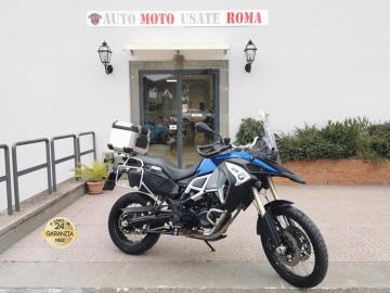 BMW F 800 GS ADVENTURE

Immatricolato 2018, 798cc, 41.000Km, 63Kw 86Cv, Euro4.

Con: Motore Bicilindrico, cambio manuale a 6 rapporti, capacitÃ  sebatoio 24litri, computer di bordo, Esa, Abs, 3 mappature Road Rain Enduro, cupolino maggiorato, manopole riscaldabili, faretti di profonditÃ , tubolari inferiori, paramani, faro a Led, bauletto e telaietti laterali, dischi freno da 300mm anteriori e 265mm posteriore, cerchi a raggi da 21â€ anteriore e da 17â€ posteriore.

Lavori eseguiti: Gomme e kit catena.

Rimangono sempre esclusi i costi :
-del passaggio di proprietÃ  pari ad euro 200,00.
-messa su strada pari ad euro 300,00 che include controlli tagliando completo preconsegna (olio,filtro olio, filtro aria e tutti i componenti necessari al ripristino), 12 mesi di garanzia estendibili a 24 36mesi in base al veicolo e copre i componenti non soggetti ad usura (dettagli in sede).

Il prezzo del veicolo pubblicizzato Ã¨ stato calcolato utilizzando tutte le campagne commerciali a disposizione.

*************

I NOSTRI SERVIZI :
-Acquisto diretto con pagamento immediato
-conto vendita
-vendita auto, moto e scooter usati e garantiti
-vendita veicoli d'epoca
-permuta auto con moto e viceversa
-noleggio breve e lungo termine
-finanziamenti personalizzati (rata costante,mini e maxi rate, leasing)
-assistenza post-vendita con societÃ  di garanzie e officine partner
-assicurazioni
-consulenze e stime per acquisti tra privati

VISITA il nostro sito internet: automotousateroma.it oppure scarica la nostra App: automotousateroma dall' Apple store o Play store per restare aggiornato sui nostri ultimi arrivi.

VIENI A TROVARCI PER VEDERE DAL VIVO QUESTO VEICOLO :
Auto Moto Usate Roma s.r.l.Via Appia Nuova 23, 00047, Marino (RM) (adiacente Sorelle Ramonda)

*************

HAI UNA PERMUTA?
compila il form sull'App o nel nostro sito automotousateroma.it
oppure inviaci foto e descrizione (modello anno km motore ...)
al nostro numero whatsapp : Cell. 351-4646876 o Whats. 366-6562866 Fisso 06-7215841 e-mail : info@automotousateroma.it

*************
La Auto Moto Usate Roma Srl declina ogni responsabilitÃ  per eventuali involontarie incongruenze che non rappresentano in alcun modo un impegno contrattuale e invitano i clienti a verificare sempre dal vivo la correttezza dei dati che potrebbero non coincidere con lâ€™effettivo equipaggiamento del veicolo spesso dovuto alla incompatibilitÃ  dei dati trasmessi sulle varie piattaforme web.


