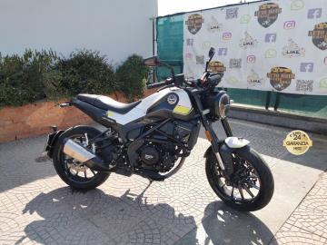 BENELLI LEONCINO 250

Immatricolato 2023, 249cc, 10.600 Km, 19Kw 26Cv, Euro5.

Con: Motore Monocilindrico, cambio manuale a 6 rapporti, computer di bordo, raffreddamento a Liquido, faro a Led, freno a disco anteriore da 280 mm e posteriore da 240 mm, cerchi da 17â€.

Rimangono sempre esclusi i costi :
-del passaggio di proprietÃ  pari ad euro 200,00.
-messa su strada pari ad euro 300,00 che include controlli tagliando completo preconsegna (olio,filtro olio, filtro aria e tutti i componenti necessari al ripristino), 12 mesi di garanzia estendibili a 24 36mesi in base al veicolo e copre i componenti non soggetti ad usura (dettagli in sede).

*************

I NOSTRI SERVIZI :
-Acquisto diretto con pagamento immediato
-conto vendita
-vendita auto, moto e scooter usati e garantiti
-vendita veicoli d'epoca
-permuta auto con moto e viceversa
-noleggio breve e lungo termine
-finanziamenti personalizzati (rata costante,mini e maxi rate, leasing)
-assistenza post-vendita con societÃ  di garanzie e officine partner
-assicurazioni
-consulenze e stime per acquisti tra privati

VISITA il nostro sito internet: automotousateroma.it oppure scarica la nostra App: automotousateroma dall' Apple store o Play store per restare aggiornato sui nostri ultimi arrivi.

VIENI A TROVARCI PER VEDERE DAL VIVO QUESTO VEICOLO :
Auto Moto Usate Roma s.r.l.Via Appia Nuova 23, 00047, Marino (RM) (adiacente Sorelle Ramonda)

*************

HAI UNA PERMUTA?
compila il form sull'App o nel nostro sito automotousateroma.it
oppure inviaci foto e descrizione (modello anno km motore ...)
al nostro numero whatsapp : Cell. 366-6562866 o 351-4646876 Fisso 06-7215841 e-mail : info@automotousateroma.it

*************
La Auto Moto Usate Roma Srl declina ogni responsabilitÃ  per eventuali involontarie incongruenze che non rappresentano in alcun modo un impegno contrattuale e invitano i clienti a verificare sempre dal vivo la correttezza dei dati che potrebbero non coincidere con lâ€™effettivo equipaggiamento del veicolo spesso dovuto alla incompatibilitÃ  dei dati trasmessi sulle varie piattaforme web.
