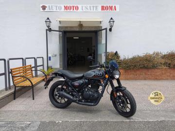 ROYAL ENFIELD HNTR 350 REBEL

Immatricolata 2024, 349cc 3.700Km, 15Kw 20Cv, Euro5.

*** Moto Unicoproprietario - Garanzia Ufficiale - Colorazione DUPPER GREY ***

** Guidabile con Patente A2 **

Con: Motore Monocilindrico, cambio manuale a 5 rapporti, Abs, Tc, computer di bordo, contamarce, raffreddamento aria e olio, Forcella telescopica da 41 mm, Doppio ammortizzatore idraulico regolabile su 6 posizioni, impianto frenante Bybre (Brembo), disco freno anteriore da 300mm e posteriore da 270mm, cerchi da 17â€.

Accessoriata con: Cupolino Dark e grigia faro.

Rimangono sempre esclusi i costi :

-del passaggio di proprietÃ  pari ad euro 200,00.
-messa su strada pari ad euro 300,00 che include controlli tagliando completo preconsegna (olio,filtro olio, filtro aria e tutti i componenti necessari al ripristino), 12 mesi di garanzia estendibili a 24 36mesi in base al veicolo e copre i componenti non soggetti ad usura (dettagli in sede).

Il prezzo del veicolo pubblicizzato Ã¨ stato calcolato utilizzando tutte le campagne commerciali a disposizione.

*************

I NOSTRI SERVIZI :
-Acquisto diretto con pagamento immediato
-conto vendita
-vendita auto, moto e scooter usati e garantiti
-vendita veicoli d'epoca
-permuta auto con moto e viceversa
-noleggio breve e lungo termine
-finanziamenti personalizzati (rata costante,mini e maxi rate, leasing)
-assistenza post-vendita con societÃ  di garanzie e officine partner
-assicurazioni
-consulenze e stime per acquisti tra privati

VISITA il nostro sito internet: automotousateroma.it oppure scarica la nostra App: automotousateroma dall' Apple store o Play store per restare aggiornato sui nostri ultimi arrivi.

VIENI A TROVARCI PER VEDERE DAL VIVO QUESTO VEICOLO :
Auto Moto Usate Roma s.r.l.Via Appia Nuova 23, 00047, Marino (RM) (adiacente Sorelle Ramonda)

*************

HAI UNA PERMUTA?
compila il form sull'App o nel nostro sito automotousateroma.it
oppure inviaci foto e descrizione (modello anno km motore ...)
al nostro numero whatsapp : Cell. 351-4646876 o Whats. 366-6562866 Fisso 06-7215841 e-mail : info@automotousateroma.it

*************
La Auto Moto Usate Roma Srl declina ogni responsabilitÃ  per eventuali involontarie incongruenze che non rappresentano in alcun modo un impegno contrattuale e invitano i clienti a verificare sempre dal vivo la correttezza dei dati che potrebbero non coincidere con lâ€™effettivo equipaggiamento del veicolo spesso dovuto alla incompatibilitÃ  dei dati trasmessi sulle varie piattaforme web.
