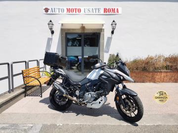 SUZUKI DL 650 V-STORM
Immatricolato 2017, 645cc, 8.500Km, 52Kw 71Cv, Euro4.

** Moto Unicoproprietario **

Con: Motore Bicilindrico a V, cambio manuale a 6 rapporti, Abs, Tc su 3 livelli, computer di bordo, contamarce, ride by wide, raffreddamento a liquido, capacitÃ  carburante 20Lt, Forcella telescopica regolabile nel precarico molla in 5 livelli, Monoammortizzatore con precarico molla regolabile, freni a disco anteriori da 310mm e posteriore da 260mm, cerchio anteriore da 19â€ e posteriore da 17â€.
Accessoriata con: Scarico completo Arrow, centralina, paracoppa, telaietti laterali, bauletto Givi Trekker Outback, toolbox.

Il prezzo proposto di euro 4.900,00 Ã¨ legato alla promozione web che prevede un acquisto tramite finanziamento di intero importo. Info in sede.
Il prezzo senza promo Ã¨ di euro 5.300,00.

Rimangono sempre esclusi i costi :
-del passaggio di proprietÃ  pari ad euro 200,00.
-messa su strada pari ad euro 300,00 che include controlli tagliando completo preconsegna (olio,filtro olio, filtro aria e tutti i componenti necessari al ripristino), 12 mesi di garanzia estendibili a 24 36mesi in base al veicolo e copre i componenti non soggetti ad usura (dettagli in sede).

Il prezzo del veicolo pubblicizzato Ã¨ stato calcolato utilizzando tutte le campagne commerciali a disposizione.

I NOSTRI SERVIZI :
-Acquisto diretto con pagamento immediato
-conto vendita
-vendita auto, moto e scooter usati e garantiti
-vendita veicoli d'epoca
-permuta auto con moto e viceversa
-noleggio breve e lungo termine
-finanziamenti personalizzati (rata costante,mini e maxi rate, leasing)
-assistenza post-vendita con societÃ  di garanzie e officine partner
-assicurazioni
-consulenze e stime per acquisti tra privati

VISITA il nostro sito internet: automotousateroma.it oppure scarica la nostra App: automotousateroma dall' Apple store o Play store per restare aggiornato sui nostri ultimi arrivi.

VIENI A TROVARCI PER VEDERE DAL VIVO QUESTO VEICOLO :
Auto Moto Usate Roma s.r.l.Via Appia Nuova 23, 00047, Marino (RM) (adiacente Sorelle Ramonda).

HAI UNA PERMUTA?
compila il form sull'App o nel nostro sito automotousateroma.it
oppure inviaci foto e descrizione (modello anno km motore ...)
al nostro numero whatsapp : Cell. 351-4646876 o Whats. 366-6562866 Fisso 06-7215841 e-mail : info@automotousateroma.it

La Auto Moto Usate Roma Srl declina ogni responsabilitÃ  per eventuali involontarie incongruenze che non rappresentano in alcun modo un impegno contrattuale e invitano i clienti a verificare sempre dal vivo la correttezza dei dati che potrebbero non coincidere con lâ€™effettivo equipaggiamento del veicolo spesso dovuto alla incompatibilitÃ  dei dati trasmessi sulle varie piattaforme web.