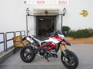 DUCATI HYPERMOTARD 939 SP

Immatricolata 2018, 937cc, 113Cv 81Kw, 13.000Km, Euro4.

Con: Motore Bicilindrico a V, cambio manuale a 6 rapporti, Abs, Tc, raffreddamento a liquido, distribuzione desmodromica, 3 mappature motore, ride by wire, Forcella Ã–hlins a steli rovesciati completamente regolabile da 50 mm, monoammortizzatore Ã–hlins completamente regolabile, Terminale Termignoni, doppio freno a disco da 320mm anteriori e da 245mm al posteriore, impianto frenante Brembo, cerchi da 17â€ Marchesini.

Il prezzo proposto di euro 9.500,00euro Ã¨ legato alla promozione web che prevede un acquisto tramite un anticipo e la restante parte rimanente in finanziamento.
Il prezzo senza promo Ã¨ di euro 10.500,00euro.

Rimangono sempre esclusi i costi :
-del passaggio di proprietÃ  pari ad euro 200,00.
-messa su strada pari ad euro 300,00 che include l'attivazione della garanzia di 12 mesi completa, controlli e o tagliando completo preconsegna all'occorrenza (olio,filtro olio, filtro aria e tutti i componenti necessari al ripristino), 12 mesi di garanzia estendibili a 24 36mesi in base al veicolo e copre i componenti non soggetti ad usura (dettagli in sede).

Il prezzo del veicolo pubblicizzato Ã¨ stato calcolato utilizzando tutte le campagne commerciali a disposizione.

*************

I NOSTRI SERVIZI :
-Acquisto diretto con pagamento immediato
-conto vendita
-vendita auto, moto e scooter usati e garantiti
-vendita veicoli d'epoca
-permuta auto con moto e viceversa
-noleggio breve e lungo termine
-finanziamenti personalizzati (rata costante,mini e maxi rate, leasing)
-assistenza post-vendita con societÃ  di garanzie e officine partner
-assicurazioni
-consulenze e stime per acquisti tra privati

VISITA il nostro sito internet: automotousateroma.it oppure scarica la nostra App: automotousateroma dall' Apple store o Play store per restare aggiornato sui nostri ultimi arrivi.

VIENI A TROVARCI PER VEDERE DAL VIVO QUESTO VEICOLO :
Auto Moto Usate Roma s.r.l.Via Appia Nuova 23, 00047, Marino (RM) (adiacente Sorelle Ramonda)

*************

HAI UNA PERMUTA?
compila il form sull'App o nel nostro sito automotousateroma.it
oppure inviaci foto e descrizione (modello anno km motore ...)
al nostro numero whatsapp : Cell. 351-4646876 o Whats. 366-6562866 Fisso 06-7215841 e-mail : info@automotousateroma.it

*************
La Auto Moto Usate Roma Srl declina ogni responsabilitÃ  per eventuali involontarie incongruenze che non rappresentano in alcun modo un impegno contrattuale e invitano i clienti a verificare sempre dal vivo la correttezza dei dati che potrebbero non coincidere con lâ€™effettivo equipaggiamento del veicolo spesso dovuto alla incompatibilitÃ  dei dati trasmessi sulle varie piattaforme web.
