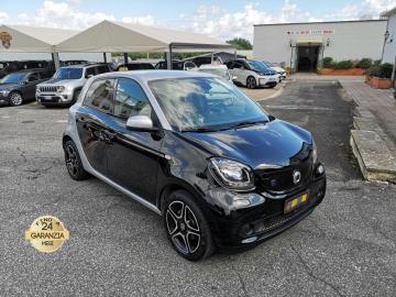 SMART FORFOUR EQ PASSION NERA

Immatricolata 2018, 41Kw 55Cv, 41.700Km, 5porte 4posti.

*** Fatture lavori Ufficiali SMART, auto revisionata ***

** Auto idonea per NEOPATENTATI **

Con: Motore elettrico da 41Kw con autonomia di 150Km, cambio automatico, trazione posteriore, Abs, Esp, computer di bordo, volante a 3 razze in pelle regolabile con comandi, vetri e specchietti elettrici, stereo con navigatore, climatizzatore manuale, Cruise control con limitatore (limitazione di velocitÃ  variabile), Hill-Start Assist, Sistema di monitoraggio della pressione degli pneumatici, cerchi da 16â€.

Il prezzo proposto di euro 8.000,00euro Ã¨ legato alla promozione web che prevede un acquisto tramite finanziamento di intero importo. Info in sede.
Il prezzo senza promo Ã¨ di euro 8.900,00.

Rimangono sempre esclusi i costi :

-del passaggio di proprietÃ  pari ad euro 400,00.
-messa su strada pari ad euro 300,00 che include controlli tagliando completo preconsegna (olio,filtro olio, filtro aria e tutti icomponenti necessari al ripristino ivi compresi kit distribuzione),igienizzazione interni, kit ruota di scorta o kit gonfiaggio, 12 mesi di garanzia estendibili a 24 36mesi in base al veicolo e copre i componenti non soggetti ad usura (dettagli in sede).
Il prezzo del veicolo pubblicizzato Ã¨ stato calcolato utilizzando tutte le campagne commerciali a disposizione.

*************

I NOSTRI SERVIZI :
-Acquisto diretto con pagamento immediato
-conto vendita
-vendita auto, moto e scooter usati e garantiti
-vendita veicoli d'epoca
-permuta auto con moto e viceversa
-noleggio breve e lungo termine
-finanziamenti personalizzati (rata costante,mini e maxi rate, leasing)
-assistenza post-vendita con societÃ  di garanzie e officine partner
-assicurazioni
-consulenze e stime per acquisti tra privati

VISITA il nostro sito internet: automotousateroma.it oppure scarica la nostra App: automotousateroma dall' Apple store o Play store per restare aggiornato sui nostri ultimi arrivi.

VIENI A TROVARCI PER VEDERE DAL VIVO QUESTO VEICOLO :
Auto Moto Usate Roma s.r.l.Via Appia Nuova 23, 00047, Marino (RM) (adiacente Sorelle Ramonda)

*************

HAI UNA PERMUTA?
compila il form sull'App o nel nostro sito automotousateroma.it
oppure inviaci foto e descrizione (modello anno km motore ...)
al nostro numero whatsapp : Cell. 366-6562866 o 351-4646876 Fisso 06-7215841 e-mail : info@automotousateroma.it

*************
La Auto Moto Usate Roma Srl declina ogni responsabilitÃ  per eventuali involontarie incongruenze che non rappresentano in alcun modo un impegno contrattuale e invitano i clienti a verificare sempre dal vivo la correttezza dei dati che potrebbero non coincidere con lâ€™effettivo equipaggiamento del veicolo spesso dovuto alla incompatibilitÃ  dei dati trasmessi sulle varie piattaforme web.

