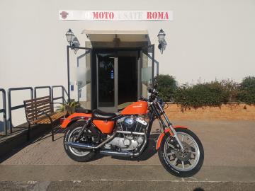 HARLEY DAVIDSON XLX 1000 IRONHEAD

Immatricolata 1983, 998cc, 27.000 km, 38Kw 52Cv.

Con: Motore Bicilindrico a V, cambio manuale a 4 rapporti, raffreddamento ad aria, Forcella telescopica, Braccio oscillante con doppio ammortizzatore, dischi freno da 296mm anteriori e posteriore, cerchi da 19â€ anteriore e da 16â€ al posteriore.

Rimangono sempre esclusi i costi :
-del passaggio di proprietÃ  pari ad euro 200,00.
-messa su strada pari ad euro 300,00 che include controlli e o tagliando completo preconsegna all'occorrenza (olio,filtro olio, filtro aria e tutti i componenti necessari al ripristino) e conformitÃ  legale del mezzo.

I NOSTRI SERVIZI :
-Acquisto diretto con pagamento immediato
-conto vendita
-vendita auto, moto e scooter usati e garantiti
-vendita veicoli d'epoca
-permuta auto con moto e viceversa
-noleggio breve e lungo termine
-finanziamenti personalizzati (rata costante,mini e maxi rate, leasing)
-assistenza post-vendita con societÃ  di garanzie e officine partner
-assicurazioni
-consulenze e stime per acquisti tra privati

VISITA il nostro sito internet: automotousateroma.it oppure scarica la nostra App: automotousateroma dall' Apple store o Play store per restare aggiornato sui nostri ultimi arrivi.

VIENI A TROVARCI PER VEDERE DAL VIVO QUESTO VEICOLO :
Auto Moto Usate Roma s.r.l.Via Appia Nuova 23, 00047, Marino (RM) (adiacente Sorelle Ramonda)

*************

HAI UNA PERMUTA?
compila il form sull'App o nel nostro sito automotousateroma.it
oppure inviaci foto e descrizione (modello anno km motore ...)
al nostro numero whatsapp : Cell. 366-6562866 o 351-4646876 Fisso 06-7215841 e-mail : info@automotousateroma.it

*************
La Auto Moto Usate Roma Srl declina ogni responsabilitÃ  per eventuali involontarie incongruenze che non rappresentano in alcun modo un impegno contrattuale e invitano i clienti a verificare sempre dal vivo la correttezza dei dati che potrebbero non coincidere con lâ€™effettivo equipaggiamento del veicolo spesso dovuto alla incompatibilitÃ  dei dati trasmessi sulle varie piattaforme web.
