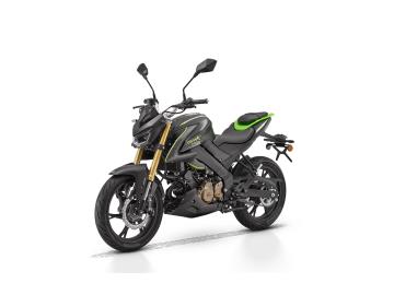La QJ Motors SRK 125 S è la naked progettata per chi vuole entrare nel mondo delle due ruote con stile e grinta. 
Una vera streetfighter in formato 125cc che non accetta compromessi.

MOTORE EMOZIONANTE (Massima Potenza A1):
Cilindrata: 125cc, Monocilindrico, 4 tempi, raffreddato a liquido.
Potenza Massima: 15 CV (11 kW) a 9.500 giri/min.
Coppia: 12 Nm.
Cambio: 6 marce fluido e preciso.
CICLISTICA DA MOTO VERA:
Sospensioni: Forcella a steli rovesciati (USD) all'anteriore e mono ammortizzatore posteriore.
Frenata Sicura: Doppio freno a disco con sistema ABS a doppio canale (anteriore Ø260mm / posteriore Ø240mm).
Telaio: Robusta struttura a doppia trave in acciaio.
TECNOLOGIA E STILE SENZA COMPROMESSI:
Illuminazione: Full LED (faro anteriore, posteriore e indicatori di direzione) per una visibilità eccezionale.
Strumentazione: Display LCD digitale (o TFT, a seconda della versione) che fornisce informazioni chiare e immediate.
Comfort: Altezza sella a 790 mm e peso ridotto (circa 143 kg) per un controllo totale e un'agilità ineguagliabile nel traffico.
Extra: Pratica presa di ricarica USB.

Prezzo 2.990euro + messa su strada di 350euro. 
L'offerta include:
       .    Mezzo in pronta consegna
Garanzia ufficiale 3+1 Anni!
Possibilità di finanziamento (Senza anticipo, Maxi rata, personalizzato). 
Non perdere l'occasione di guidare la moto che cambierà il tuo modo di muoverti in città. 
Vieni a vederlo e a provarlo!

*************

I NOSTRI SERVIZI : 
-Acquisto diretto con pagamento immediato 
-conto vendita
-vendita auto, moto e scooter usati e garantiti
-vendita veicoli d'epoca
-permuta auto con moto e viceversa
-noleggio breve e lungo termine
-finanziamenti personalizzati (rata costante,mini e  maxi rate, leasing)
-assistenza post-vendita con società di garanzie e officine partner
-assicurazioni
-consulenze e stime per acquisti tra privati

VISITA il nostro sito internet: automotousateroma.it oppure scarica la nostra App: automotousateroma dall' Apple store o Play store per restare aggiornato sui nostri ultimi arrivi.

VIENI A TROVARCI PER VEDERE DAL VIVO QUESTO VEICOLO :
Auto Moto Usate Roma s.r.l.Via Appia Nuova 23, 00047, Marino (RM) (adiacente Sorelle Ramonda)

*************

HAI UNA PERMUTA?
compila il form sull'App o nel nostro sito automotousateroma.it
oppure inviaci foto e descrizione (modello anno km motore ...)
al nostro numero whatsapp : Cell. 366-6562866 o 351-4646876 Fisso 06-7215841 e-mail :  info@automotousateroma.it

*************
La Auto Moto Usate Roma Srl declina ogni responsabilità per eventuali involontarie incongruenze che non rappresentano in alcun modo un impegno contrattuale e invitano i clienti a verificare sempre dal vivo la correttezza dei dati che potrebbero non coincidere con l’effettivo equipaggiamento del veicolo spesso dovuto alla incompatibilità dei dati trasmessi sulle varie piattaforme web.