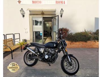 SWM GRAN MILANO 500

Immatricolato 2021, 445cc, 30Cv 22Kw, 3.400Km, Euro4.

*** Guidabile con patente A2 ***

** Aggiornamenti di casa madre appena eseguiti **

Con: Motore Monocilindrico, cambio manuale a 5 rapporti, Abs, computer di bordo, impianto frenante Brembo, forcelle regolabili, disco anteriore da 320mm e posteriore da 230mm, doppio terminale, cerchi a raggi da 17â€.

Rimangono sempre esclusi i costi :

-del passaggio di proprietÃ  pari ad euro 200,00.

-messa su strada pari ad euro 300,00 che include l'attivazione della garanzia di 12 mesi completa, all' occorrenza controlli e o tagliando completo preconsegna (olio,filtro olio, filtro aria e tutti i componenti necessari al ripristino), 12 mesi di garanzia estendibili a 24 36mesi in base al veicolo e copre i componenti non soggetti ad usura (dettagli in sede).

I NOSTRI SERVIZI :
-Acquisto diretto con pagamento immediato
-conto vendita
-vendita auto, moto e scooter usati e garantiti
-vendita veicoli d'epoca
-permuta auto con moto e viceversa
-noleggio breve e lungo termine
-finanziamenti personalizzati (rata costante,mini e maxi rate, leasing)
-assistenza post-vendita con societÃ  di garanzie e officine partner
-assicurazioni
-consulenze e stime per acquisti tra privati

VISITA il nostro sito internet: automotousateroma.it oppure scarica la nostra App: automotousateroma dall' Apple store o Play store per restare aggiornato sui nostri ultimi arrivi.

VIENI A TROVARCI PER VEDERE DAL VIVO QUESTO VEICOLO :
Auto Moto Usate Roma s.r.l.Via Appia Nuova 23, 00047, Marino (RM) (adiacente Sorelle Ramonda)

*************

HAI UNA PERMUTA?
compila il form sull'App o nel nostro sito automotousateroma.it
oppure inviaci foto e descrizione (modello anno km motore ...)
al nostro numero whatsapp : Cell. 366-6562866 o 351-4646876 Fisso 06-7215841 e-mail : info@automotousateroma.it

*************
La Auto Moto Usate Roma Srl declina ogni responsabilitÃ  per eventuali involontarie incongruenze che non rappresentano in alcun modo un impegno contrattuale e invitano i clienti a verificare sempre dal vivo la correttezza dei dati che potrebbero non coincidere con lâ€™effettivo equipaggiamento del veicolo spesso dovuto alla incompatibilitÃ  dei dati trasmessi sulle varie piattaforme web.