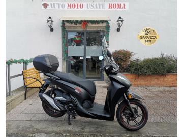 HONDA SH 350 SPORT 
Immatricolato 2023, 330cc, 29Cv/22Kw, 28.000Km, Euro5. 
*** Scooter Unicoproprietario, Tagliandato Honda *** 

Il prezzo proposto di euro 3.900,00 Ã¨ legato alla promozione web che prevede un acquisto tramite finanziamento, Info in sede.
Il prezzo a Listino senza promo e senza vincoli Ã¨ di euro 4.400,00.

Rimangono sempre esclusi i costi : 
-del passaggio di proprietÃ  pari ad euro 200,00.
-messa su strada pari ad euro 200,00 che include l'attivazione della garanzia di 12 mesi completa, all' occorrenza controlli e/o tagliando completo preconsegna (olio,filtro olio, filtro aria e tutti i componenti necessari al ripristino), 12 mesi di garanzia estendibili a 24/36mesi in base al veicolo e copre i componenti non soggetti ad usura (dettagli in sede).

Di serie: Motore Monocilindrico, cambio automatico con variatore, Abs, Computer di bordo, raffreddamento a Liquido, vano retroscudo, ampio vano sottosella, Smart Key, controllo di trazione HSTC, doppio cavalletto, faro a Led, Forcella telescopica con steli da 35 mm, Forcellone con doppio ammortizzatore, dischi freno da 2565mm anteriore e posteriore, cerchi da 16â€. 

Accessoriato con: Bauletto Originale Honda, parabrezza e paramani. 

I NOSTRI SERVIZI : 
-Acquisto diretto con pagamento immediato 
-conto vendita
-vendita auto, moto e scooter usati e garantiti
-vendita veicoli d'epoca
-permuta auto con moto e viceversa
-noleggio breve e lungo termine
-finanziamenti personalizzati (rata costante,mini e  maxi rate, leasing)
-assistenza post-vendita con societÃ  di garanzie e officine partner
-assicurazioni
-consulenze e stime per acquisti tra privati

VISITA il nostro sito internet: automotousateroma.it oppure scarica la nostra App: automotousateroma dall' Apple store o Play store per restare aggiornato sui nostri ultimi arrivi.

VIENI A TROVARCI PER VEDERE DAL VIVO QUESTO VEICOLO :
Auto Moto Usate Roma s.r.l.Via Appia Nuova 23, 00047, Marino (RM) (adiacente Sorelle Ramonda)

*************

HAI UNA PERMUTA?
compila il form sull'App o nel nostro sito automotousateroma.it
oppure inviaci foto e descrizione (modello anno km motore ...)
al nostro numero whatsapp : Cell. 366-6562866 o 351-4646876 Fisso 06-7215841 e-mail :  info@automotousateroma.it

*************
La Auto Moto Usate Roma Srl declina ogni responsabilitÃ  per eventuali involontarie incongruenze che non rappresentano in alcun modo un impegno contrattuale e invitano i clienti a verificare sempre dal vivo la correttezza dei dati che potrebbero non coincidere con lâ€™effettivo equipaggiamento del veicolo spesso dovuto alla incompatibilitÃ  dei dati trasmessi sulle varie piattaforme web.