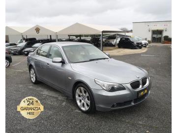 BMW 530XD FUTURA
Immatricolato 2006, 2993cc, 231Cv/170Kw, 208.500Km, 5porte/5posti Euro4.  

Rimangono sempre esclusi i costi :
-del passaggio di proprietÃ  pari ad euro 950,00
-messa su strada pari ad euro 400,00 che include l'attivazione della garanzia di 12 mesi completa, all'occorrenza controlli e/o tagliando completo preconsegna (olio,filtro olio, filtro aria e tutti i componenti necessari al ripristino ivi compresi kit distribuzione), kit ruota di scorta o kit gonfiaggio, 12 mesi di garanzia estendibili a 24/36mesi in base al veicolo e copre i componenti non soggetti ad usura (dettagli in sede).

Di serie: Motore a 6 cilindri, cambio automatico a 6 rapporti Steptronic, computer di bordo, Abs, Esp, Airbag, vetri e specchietti elettrici, volante multifunzione in pelle e regolabile, interni in pelle, sedili anteriori regolabili elettronicamente, Control display con monitor 5,5