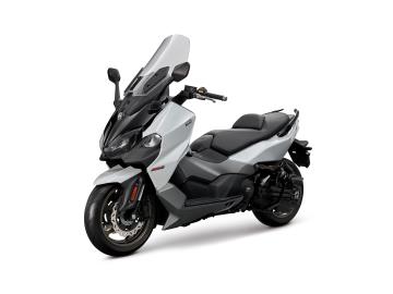 SYM Maxsym TL 508 E5+ Lâ€™equilibrio perfetto tra Moto e Scooter
Stai cercando l'adrenalina di una moto con la praticitÃ  di uno scooter? 
Il nuovo Maxsym TL 508 E5+ Ã¨ arrivato per dominare la strada. 
Grazie al suo motore bicilindrico e alla distribuzione dei pesi 50/50, offre una guida precisa, fluida e incredibilmente sportiva.
Caratteristiche Tecniche in evidenza:
Motore: Bicilindrico parallelo da 508cc, Euro 5+
Potenza: 45 CV - 33.5 kW
Ciclistica: Sospensione posteriore Multi-link e forcella a steli rovesciati per un feeling da vera moto.
Sicurezza: Sistema ABS Bosch e Controllo di Trazione (TCS) di serie.
Frenata: Doppio disco anteriore con pinze radiali a 4 pistoncini.
CapacitÃ  Serbatoio: 12,5 Lt 
Comfort e Tecnologia:
Keyless System: Avviamento senza chiavi per la massima comoditÃ .
Display TFT: Schermo a colori da 4.5