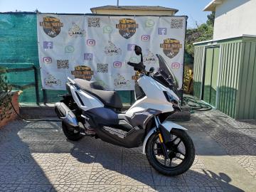 SYM ADX 300 E5+ L'Esploratore Urbano Crossover...
Pronto per ogni sfida? L'ADX 300 Euro 5+ Ã¨ il nuovo punto di riferimento per chi cerca uno scooter robusto, versatile e dallo stile inconfondibile.

Con il suo design ispirato alle moto Adventure e una dotazione tecnologica al top, Ã¨ progettato per portarti ovunque: dal traffico del centro ai sentieri fuori cittÃ .

Caratteristiche Principali:
Design Crossover: Linee muscolose, manubrio in stile off-road con paramani di serie e fari anteriori a 4 proiettori Full LED.
Motore Euro 5+: Monocilindrico 300cc (278cc reali) da 26 CV, fluido, parco nei consumi e pronto nelle ripartenze.
Ciclistica Rinforzata: Telaio irrobustito e sospensioni a lunga escursione per assorbire buche, pavÃ© e sterrati leggeri.
Tecnologia Avanzata: Display TFT a colori da 7 pollici (con modalitÃ  giorno notte), sistema Keyless 2.0 e doppia presa USB (Tipo A e C).
Massima Sicurezza: ABS a due canali e Controllo di Trazione (TCS) disinseribile per la massima libertÃ  su ogni fondo.
Autonomia Record: Serbatoio maggiorato da 16 litri per oltre 450 km di avventura con un pieno.

Offerta Promozionale
Prezzo: â‚¬ 4.999,00 f.c. In PROMO fino al 31 01 2026 a 4.499,00 â‚¬ f.c. + 350,00 â‚¬ Immatricolazione.

Garanzia: 4 anni di garanzia ufficiale SYM inclusi.

I NOSTRI SERVIZI : -Acquisto diretto con pagamento immediato -conto vendita -vendita auto, moto e scooter usati e garantiti -vendita veicoli d'epoca -permuta auto con moto e viceversa -noleggio breve e lungo termine -finanziamenti personalizzati (rata costante,mini e maxi rate, leasing) -assistenza post-vendita con societÃ  di garanzie e officine partner -assicurazioni -consulenze e stime per acquisti tra privati

VISITA il nostro sito internet: automotousateroma.it oppure scarica la nostra App: automotousateroma dall' Apple store o Play store per restare aggiornato sui nostri ultimi arrivi.

VIENI A TROVARCI PER VEDERE DAL VIVO QUESTO VEICOLO : Auto Moto Usate Roma s.r.l.Via Appia Nuova 23, 00047, Marino (RM) (adiacente Sorelle Ramonda).

HAI UNA PERMUTA? compila il form sull'App o nel nostro sito automotousateroma.it oppure inviaci foto e descrizione (modello anno km motore ...) al nostro numero whatsapp : Cell. 366-6562866 o 351-4646876 Fisso 06-7215841 e-mail : info@automotousateroma.it

La Auto Moto Usate Roma Srl declina ogni responsabilitÃ  per eventuali involontarie incongruenze che non rappresentano in alcun modo un impegno contrattuale e invitano i clienti a verificare sempre dal vivo la correttezza dei dati che potrebbero non coincidere con lâ€™effettivo equipaggiamento del veicolo spesso dovuto alla incompatibilitÃ  dei dati trasmessi sulle varie piattaforme web. 
