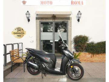 HONDA SH 300i

Immatricolato 2016, 279cc, 29Cv 19Kw, 68.700Km, Euro4.

*** Motore sostituito a 40.000Km ***

Rimangono sempre esclusi i costi :

-del passaggio di proprietÃ  pari ad euro 200,00

-messa su strada pari ad euro 300,00 che include l'attivazione della garanzia di 12 mesi completa, all' occorrenza controlli e o tagliando completo preconsegna (olio,filtro olio, filtro aria e tutti i componenti necessari al ripristino), 12 mesi di garanzia estendibili a 24 36mesi in base al veicolo e copre i componenti non soggetti ad usura (dettagli in sede).

Con: Motore monocilindrico, cambio automatio, computer di bordo, Abs, faro a Led, raffreddamento a liquido, chiave Keyless, vano retro scudo, ampio vano sotto sella, doppio cavalletto, trasmissione finale a cinghia, presa a 12V, parabrezza Isotta, freni a disco da 256mm anteriore e posteriore, cerchia da 16â€œ.

I NOSTRI SERVIZI :
-Acquisto diretto con pagamento immediato
-conto vendita
-vendita auto, moto e scooter usati e garantiti
-vendita veicoli d'epoca
-permuta auto con moto e viceversa
-noleggio breve e lungo termine
-finanziamenti personalizzati (rata costante,mini e maxi rate, leasing)
-assistenza post-vendita con societÃ  di garanzie e officine partner
-assicurazioni
-consulenze e stime per acquisti tra privati

VISITA il nostro sito internet: automotousateroma.it oppure scarica la nostra App: automotousateroma dall' Apple store o Play store per restare aggiornato sui nostri ultimi arrivi.

VIENI A TROVARCI PER VEDERE DAL VIVO QUESTO VEICOLO :
Auto Moto Usate Roma s.r.l.Via Appia Nuova 23, 00047, Marino (RM) (adiacente Sorelle Ramonda)

*************

HAI UNA PERMUTA?
compila il form sull'App o nel nostro sito automotousateroma.it
oppure inviaci foto e descrizione (modello anno km motore ...)
al nostro numero whatsapp : Cell. 366-6562866 o 351-4646876 Fisso 06-7215841 e-mail : info@automotousateroma.it

*************
La Auto Moto Usate Roma Srl declina ogni responsabilitÃ  per eventuali involontarie incongruenze che non rappresentano in alcun modo un impegno contrattuale e invitano i clienti a verificare sempre dal vivo la correttezza dei dati che potrebbero non coincidere con lâ€™effettivo equipaggiamento del veicolo spesso dovuto alla incompatibilitÃ  dei dati trasmessi sulle varie piattaforme web.