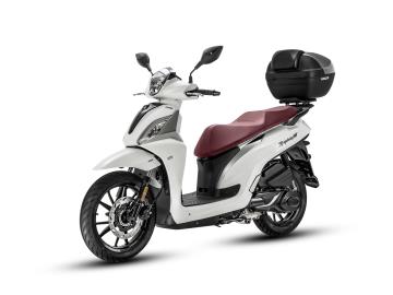 SYM Symphony ST 125 E5+ L'Eleganza si fa Strada
L'evoluzione del ruota alta Ã¨ qui. Il nuovo SYM Symphony ST 125 (Euro 5+) non Ã¨ solo uno scooter, Ã¨ il tuo nuovo ufficio mobile e il tuo compagno di libertÃ . Rinnovato completamente per soddisfare i rigidi standard Euro 5+, combina un design ricercato con dotazioni tecnologiche di categoria superiore.
Ãˆ lo scooter ideale per chi non vuole rinunciare a nulla, abbastanza elegante per un appuntamento di lavoro, abbastanza pratico per la spesa quotidiana e abbastanza potente per le tangenziali. 
La versione ST (Sport Tourer) rappresenta il top della gamma ruota alta di SYM. 
I Punti di Forza:
Motore 125cc Euro 5+: Brillante, silenzioso e dai consumi incredibilmente contenuti.
Sicurezza Evoluta: Sistema frenante con ABS a doppio canale (anteriore e posteriore) per il massimo controllo anche sul bagnato.
Comfort Premium: Sella ultra-comoda, pedana piatta e una posizione di guida naturale per lunghi tragitti senza fatica.
Tecnologia Smart: Nuova strumentazione LCD Full Digital chiara e moderna, con presa USB QC 3.0 per caricare lo smartphone velocemente.
CapacitÃ  di Carico: Vano sottosella generoso (puÃ² ospitare due caschi, di cui uno jet) e bauletto di serie incluso.
Offerta Promozionale
Prezzo: â‚¬ 2.899,00 f.c. In Promo a 2.79900 f.c. Con Bauletto e Parabrezza + 350,00 â‚¬ Immatricolazione. 
Garanzia: 4 anni di garanzia ufficiale SYM inclusi. 

I NOSTRI SERVIZI : 
-Acquisto diretto con pagamento immediato 
-conto vendita
-vendita auto, moto e scooter usati e garantiti
-vendita veicoli d'epoca
-permuta auto con moto e viceversa
-noleggio breve e lungo termine
-finanziamenti personalizzati (rata costante,mini e maxi rate, leasing)
-assistenza post-vendita con societÃ  di garanzie e officine partner
-assicurazioni
-consulenze e stime per acquisti tra privati

VISITA il nostro sito internet: automotousateroma.it oppure scarica la nostra App: automotousateroma dall' Apple store o Play store per restare aggiornato sui nostri ultimi arrivi.

VIENI A TROVARCI PER VEDERE DAL VIVO QUESTO VEICOLO :
Auto Moto Usate Roma s.r.l.Via Appia Nuova 23, 00047, Marino (RM) (adiacente Sorelle Ramonda).

HAI UNA PERMUTA?
compila il form sull'App o nel nostro sito automotousateroma.it
oppure inviaci foto e descrizione (modello anno km motore ...)
al nostro numero whatsapp : Cell. 366-6562866 o 351-4646876 Fisso 06-7215841 e-mail : info@automotousateroma.it

La Auto Moto Usate Roma Srl declina ogni responsabilitÃ  per eventuali involontarie incongruenze che non rappresentano in alcun modo un impegno contrattuale e invitano i clienti a verificare sempre dal vivo la correttezza dei dati che potrebbero non coincidere con lâ€™effettivo equipaggiamento del veicolo spesso dovuto alla incompatibilitÃ  dei dati trasmessi sulle varie piattaforme web. 