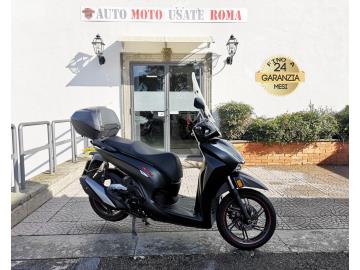 HONDA SH 350 SPORT 
Immatricolato 2021, 330cc, 29Cv/19Kw, 16.300Km, Euro5. 
Rimangono sempre esclusi i costi :
-del passaggio di proprietÃ  pari ad euro 200,00
-messa su strada pari ad euro 200,00 che include l'attivazione della garanzia di 12 mesi completa, all' occorrenza controlli e/o tagliando completo preconsegna (olio,filtro olio, filtro aria e tutti i componenti necessari al ripristino), 12 mesi di garanzia estendibili a 24/36mesi in base al veicolo e copre i componenti non soggetti ad usura (dettagli in sede).

Con: Motore monocilindrico, cambio automatio, computer di bordo, Abs, faro a Led, raffreddamento a liquido, chiave Keyless, vano retro scudo, ampio vano sotto sella, doppio cavalletto, trasmissione finale a cinghia, presa a 12V, parabrezza Isotta, freni a disco da 256mm anteriore e posteriore, cerchia da 16â€œ. 

I NOSTRI SERVIZI : 
-Acquisto diretto con pagamento immediato 
-conto vendita
-vendita auto, moto e scooter usati e garantiti
-vendita veicoli d'epoca
-permuta auto con moto e viceversa
-noleggio breve e lungo termine
-finanziamenti personalizzati (rata costante,mini e  maxi rate, leasing)
-assistenza post-vendita con societÃ  di garanzie e officine partner
-assicurazioni
-consulenze e stime per acquisti tra privati

VISITA il nostro sito internet: automotousateroma.it oppure scarica la nostra App: automotousateroma dall' Apple store o Play store per restare aggiornato sui nostri ultimi arrivi.

VIENI A TROVARCI PER VEDERE DAL VIVO QUESTO VEICOLO :
Auto Moto Usate Roma s.r.l.Via Appia Nuova 23, 00047, Marino (RM) (adiacente Sorelle Ramonda)

*************

HAI UNA PERMUTA?
compila il form sull'App o nel nostro sito automotousateroma.it
oppure inviaci foto e descrizione (modello anno km motore ...)
al nostro numero whatsapp : Cell. 366-6562866 o 351-4646876 Fisso 06-7215841 e-mail :  info@automotousateroma.it

*************
La Auto Moto Usate Roma Srl declina ogni responsabilitÃ  per eventuali involontarie incongruenze che non rappresentano in alcun modo un impegno contrattuale e invitano i clienti a verificare sempre dal vivo la correttezza dei dati che potrebbero non coincidere con lâ€™effettivo equipaggiamento del veicolo spesso dovuto alla incompatibilitÃ  dei dati trasmessi sulle varie piattaforme web.