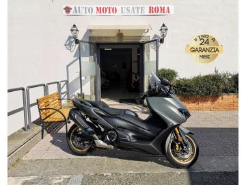 YAMAHA T-MAX 560 TECH MAX 

Immatricolato 2020, 562cc, 48Cv/35Kw, 16.000Km, Euro5.

Il prezzo proposto di euro 7.500,00 Ã¨ legato alla promozione web che prevede un acquisto tramite finanziamento, Info in sede.
Il prezzo a Listino senza promo e senza vincoli Ã¨ di euro 8.500,00.

Rimangono sempre esclusi i costi :
-del passaggio di proprietÃ  pari ad euro 200,00
-messa su strada pari ad euro 200,00 che include l'attivazione della garanzia di 12 mesi completa, all' occorrenza controlli e/o tagliando completo preconsegna (olio,filtro olio, filtro aria e tutti i componenti necessari al ripristino), 12 mesi di garanzia estendibili a 24/36mesi in base al veicolo e copre i componenti non soggetti ad usura (dettagli in sede).

Con: Motore Bicilindrico in linea, Abs, cambio automatico con variatore, ampio vano sottosella, doppio cavalletto laterale e centrale, freno a mano, raffreddamento a Liquido, cruise control, faro a Led, doppia mappatura motore, doppio freno a disco anteriore da 267mm e da 282mm al posteriore, cerchi da 15â€œ.


I NOSTRI SERVIZI : 
-Acquisto diretto con pagamento immediato 
-conto vendita
-vendita auto, moto e scooter usati e garantiti
-vendita veicoli d'epoca
-permuta auto con moto e viceversa
-noleggio breve e lungo termine
-finanziamenti personalizzati (rata costante,mini e  maxi rate, leasing)
-assistenza post-vendita con societÃ  di garanzie e officine partner
-assicurazioni
-consulenze e stime per acquisti tra privati

VISITA il nostro sito internet: automotousateroma.it oppure scarica la nostra App: automotousateroma dall' Apple store o Play store per restare aggiornato sui nostri ultimi arrivi.

VIENI A TROVARCI PER VEDERE DAL VIVO QUESTO VEICOLO :
Auto Moto Usate Roma s.r.l.Via Appia Nuova 23, 00047, Marino (RM) (adiacente Sorelle Ramonda)

*************

HAI UNA PERMUTA?
compila il form sull'App o nel nostro sito automotousateroma.it
oppure inviaci foto e descrizione (modello anno km motore ...)
al nostro numero whatsapp : Cell. 366-6562866 o 351-4646876 Fisso 06-7215841 e-mail :  info@automotousateroma.it

*************
La Auto Moto Usate Roma Srl declina ogni responsabilitÃ  per eventuali involontarie incongruenze che non rappresentano in alcun modo un impegno contrattuale e invitano i clienti a verificare sempre dal vivo la correttezza dei dati che potrebbero non coincidere con lâ€™effettivo equipaggiamento del veicolo spesso dovuto alla incompatibilitÃ  dei dati trasmessi sulle varie piattaforme web.
