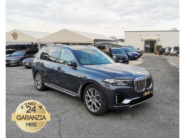 BMW X7 XDRIVE 40D Mild Hybrid (MHEV) 

Immatricolato 2021, 2993cc, 340Cv/250Kw, 59.000Km, 5porte/6posti, Euro6D. 
*** Unico proprietario e Iva Deducibile ***
** Colorazione Artik Grey Metallizzato ** 

Rimangono sempre esclusi i costi :
-del passaggio di proprietÃ  pari ad euro 1.350,00
-messa su strada pari ad euro 500,00 che include l'attivazione della garanzia di 12 mesi completa, all'occorrenza controlli e/o tagliando completo preconsegna (olio,filtro olio, filtro aria e tutti i componenti necessari al ripristino ivi compresi).

Accessoriato con:  Pacchetto First Class â€“ Pacchetto Riscaldamento Anteriore â€“ Parking Assistant Plus â€“ Pelle Merino Estesa Bmw Idi. Ivory White â€“ Sistema di Intrattenimento â€“ Sistema di Scarico M Sportivo â€“ Driving Assistant Professional Pedane Alterali Alluminio â€“ Climatizzatore Automatico a 5 Zone â€“ Vetro Panoramico Sky Lounge â€“ Sistema HiFI Surround Harman/Kardon. 

I NOSTRI SERVIZI : 
-Acquisto diretto con pagamento immediato 
-conto vendita
-vendita auto, moto e scooter usati e garantiti
-vendita veicoli d'epoca
-permuta auto con moto e viceversa
-noleggio breve e lungo termine
-finanziamenti personalizzati (rata costante,mini e  maxi rate, leasing)
-assistenza post-vendita con societÃ  di garanzie e officine partner
-assicurazioni
-consulenze e stime per acquisti tra privati

VISITA il nostro sito internet: automotousateroma.it oppure scarica la nostra App: automotousateroma dall' Apple store o Play store per restare aggiornato sui nostri ultimi arrivi.

VIENI A TROVARCI PER VEDERE DAL VIVO QUESTO VEICOLO :
Auto Moto Usate Roma s.r.l.Via Appia Nuova 23, 00047, Marino (RM) (adiacente Sorelle Ramonda)

*************

HAI UNA PERMUTA?
compila il form sull'App o nel nostro sito automotousateroma.it
oppure inviaci foto e descrizione (modello anno km motore ...)
al nostro numero whatsapp : Cell. 366-6562866 o 351-4646876 Fisso 06-7215841 e-mail :  info@automotousateroma.it

*************
La Auto Moto Usate Roma Srl declina ogni responsabilitÃ  per eventuali involontarie incongruenze che non rappresentano in alcun modo un impegno contrattuale e invitano i clienti a verificare sempre dal vivo la correttezza dei dati che potrebbero non coincidere con lâ€™effettivo equipaggiamento del veicolo spesso dovuto alla incompatibilitÃ  dei dati trasmessi sulle varie piattaforme web.