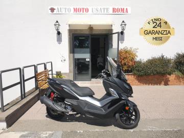 SYM CRUISYM 300 

Immatricolato 2022, 278cc, 27Cv/19Kw, 72.000Km, Euro5.

Rimangono sempre esclusi i costi :

-del passaggio di proprietÃ  pari ad euro 200,00

-messa su strada pari ad euro 300,00 che include l'attivazione della garanzia di 12 mesi completa, all' occorrenza controlli e/o tagliando completo preconsegna (olio,filtro olio, filtro aria e tutti i componenti necessari al ripristino), 12 mesi di garanzia estendibili a 24/36mesi in base al veicolo e copre i componenti non soggetti ad usura (dettagli in sede).

Di serie con: Motore Monocilindrico, raffreddamento a Liquido, Abs, doppio cavalletto, ampio vano sotto sella, vano retroscudo con presa Usb, freni a disco da 240mm, cerchi da 16â€.
Lavori eseguiti : Tagliandato, cinta e rulli, ammortizzatori posteriori e kit cremagliera sterzo.

I NOSTRI SERVIZI : 
-Acquisto diretto con pagamento immediato 
-conto vendita
-vendita auto, moto e scooter usati e garantiti
-vendita veicoli d'epoca
-permuta auto con moto e viceversa
-noleggio breve e lungo termine
-finanziamenti personalizzati (rata costante,mini e  maxi rate, leasing)
-assistenza post-vendita con societÃ  di garanzie e officine partner
-assicurazioni
-consulenze e stime per acquisti tra privati

VISITA il nostro sito internet: automotousateroma.it oppure scarica la nostra App: automotousateroma dall' Apple store o Play store per restare aggiornato sui nostri ultimi arrivi.

VIENI A TROVARCI PER VEDERE DAL VIVO QUESTO VEICOLO :
Auto Moto Usate Roma s.r.l.Via Appia Nuova 23, 00047, Marino (RM) (adiacente Sorelle Ramonda)

*************

HAI UNA PERMUTA?
compila il form sull'App o nel nostro sito automotousateroma.it
oppure inviaci foto e descrizione (modello anno km motore ...)
al nostro numero whatsapp : Cell. 366-6562866 o 351-4646876 Fisso 06-7215841 e-mail :  info@automotousateroma.it

*************
La Auto Moto Usate Roma Srl declina ogni responsabilitÃ  per eventuali involontarie incongruenze che non rappresentano in alcun modo un impegno contrattuale e invitano i clienti a verificare sempre dal vivo la correttezza dei dati che potrebbero non coincidere con lâ€™effettivo equipaggiamento del veicolo spesso dovuto alla incompatibilitÃ  dei dati trasmessi sulle varie piattaforme web.