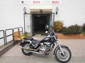 SUZUKI VL INTRUDER 250 

Immatricolato 2000, 248cc, 24Cv/18Kw, 28.800Km, Euro1.

Rimangono sempre esclusi i costi :

-del passaggio di proprietÃ  pari ad euro 200,00

- Nella formula Outlet il veicolo viene venduto con la formula Visto e piaciuta, e con la conformitÃ  legale del mezzo. 

Di serie con: Motore Bicilindrico a V, raffreddamento ad Aria, paramotore, presa Usb, faretti di profonditÃ , faroa Led, contagiri, cupolino, doppie borse in pelle laterali, freni a disco da 275mm anteriore e da 130mm al posteriore, cerchi da 18â€ anteriori e da 15â€ al posteriore.

I NOSTRI SERVIZI : 
-Acquisto diretto con pagamento immediato 
-conto vendita
-vendita auto, moto e scooter usati e garantiti
-vendita veicoli d'epoca
-permuta auto con moto e viceversa
-noleggio breve e lungo termine
-finanziamenti personalizzati (rata costante,mini e  maxi rate, leasing)
-assistenza post-vendita con societÃ  di garanzie e officine partner
-assicurazioni
-consulenze e stime per acquisti tra privati

VISITA il nostro sito internet: automotousateroma.it oppure scarica la nostra App: automotousateroma dall' Apple store o Play store per restare aggiornato sui nostri ultimi arrivi.

VIENI A TROVARCI PER VEDERE DAL VIVO QUESTO VEICOLO :
Auto Moto Usate Roma s.r.l.Via Appia Nuova 23, 00047, Marino (RM) (adiacente Sorelle Ramonda)

*************

HAI UNA PERMUTA?
compila il form sull'App o nel nostro sito automotousateroma.it
oppure inviaci foto e descrizione (modello anno km motore ...)
al nostro numero whatsapp : Cell. 366-6562866 o 351-4646876 Fisso 06-7215841 e-mail :  info@automotousateroma.it

*************
La Auto Moto Usate Roma Srl declina ogni responsabilitÃ  per eventuali involontarie incongruenze che non rappresentano in alcun modo un impegno contrattuale e invitano i clienti a verificare sempre dal vivo la correttezza dei dati che potrebbero non coincidere con lâ€™effettivo equipaggiamento del veicolo spesso dovuto alla incompatibilitÃ  dei dati trasmessi sulle varie piattaforme web.