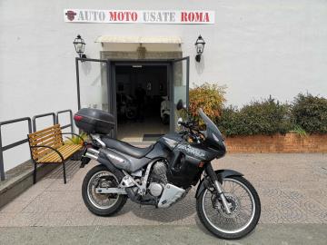 HONDA XL TRANSALP V 600 

Immatricolato 1998, 583cc, 50Cv/37Kw, 52.000Km.

Rimangono sempre esclusi i costi :

-del passaggio di proprietÃ  pari ad euro 200,00

- Nella formula Outlet il veicolo viene venduto con la formula Visto e piaciuta, e con la conformitÃ  legale del mezzo. 

Di serie con: Motore Bicilindrico a V, cambio manuale a 5 rapporti, raffreddamento a Liquido, doppie borse rigide laterali, freni a disco da 276mm anteriore e da 240mm al posteriore, cerchi da 21â€ anteriori e da 17â€ al posteriore.

I NOSTRI SERVIZI : 
-Acquisto diretto con pagamento immediato 
-conto vendita
-vendita auto, moto e scooter usati e garantiti
-vendita veicoli d'epoca
-permuta auto con moto e viceversa
-noleggio breve e lungo termine
-finanziamenti personalizzati (rata costante,mini e  maxi rate, leasing)
-assistenza post-vendita con societÃ  di garanzie e officine partner
-assicurazioni
-consulenze e stime per acquisti tra privati

VISITA il nostro sito internet: automotousateroma.it oppure scarica la nostra App: automotousateroma dall' Apple store o Play store per restare aggiornato sui nostri ultimi arrivi.

VIENI A TROVARCI PER VEDERE DAL VIVO QUESTO VEICOLO :
Auto Moto Usate Roma s.r.l.Via Appia Nuova 23, 00047, Marino (RM) (adiacente Sorelle Ramonda)

*************

HAI UNA PERMUTA?
compila il form sull'App o nel nostro sito automotousateroma.it
oppure inviaci foto e descrizione (modello anno km motore ...)
al nostro numero whatsapp : Cell. 366-6562866 o 351-4646876 Fisso 06-7215841 e-mail :  info@automotousateroma.it

*************
La Auto Moto Usate Roma Srl declina ogni responsabilitÃ  per eventuali involontarie incongruenze che non rappresentano in alcun modo un impegno contrattuale e invitano i clienti a verificare sempre dal vivo la correttezza dei dati che potrebbero non coincidere con lâ€™effettivo equipaggiamento del veicolo spesso dovuto alla incompatibilitÃ  dei dati trasmessi sulle varie piattaforme web.