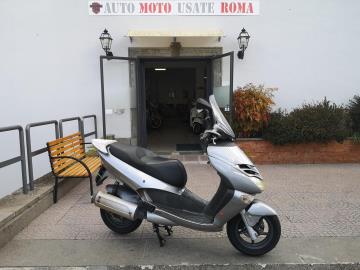 APRILIA LEONARDO 150 ST 

Immatricolato 2003, 151cc, 14Cv/10Kw, 66.700Km.

Rimangono sempre esclusi i costi :

-del passaggio di proprietÃ  pari ad euro 200,00

- Nella formula Outlet il veicolo viene venduto con la formula Visto e piaciuta, e con la conformitÃ  legale del mezzo. 

Di serie con: Motore Monocilindrico Rotax, raffreddamento a Liquido, porta telefono, vano sottosella, freni a disco da 220mm anteriore e da 190mm al posteriore, cerchi da 12â€.

I NOSTRI SERVIZI : 
-Acquisto diretto con pagamento immediato 
-conto vendita
-vendita auto, moto e scooter usati e garantiti
-vendita veicoli d'epoca
-permuta auto con moto e viceversa
-noleggio breve e lungo termine
-finanziamenti personalizzati (rata costante,mini e  maxi rate, leasing)
-assistenza post-vendita con societÃ  di garanzie e officine partner
-assicurazioni
-consulenze e stime per acquisti tra privati

VISITA il nostro sito internet: automotousateroma.it oppure scarica la nostra App: automotousateroma dall' Apple store o Play store per restare aggiornato sui nostri ultimi arrivi.

VIENI A TROVARCI PER VEDERE DAL VIVO QUESTO VEICOLO :
Auto Moto Usate Roma s.r.l.Via Appia Nuova 23, 00047, Marino (RM) (adiacente Sorelle Ramonda)

*************

HAI UNA PERMUTA?
compila il form sull'App o nel nostro sito automotousateroma.it
oppure inviaci foto e descrizione (modello anno km motore ...)
al nostro numero whatsapp : Cell. 366-6562866 o 351-4646876 Fisso 06-7215841 e-mail :  info@automotousateroma.it

*************
La Auto Moto Usate Roma Srl declina ogni responsabilitÃ  per eventuali involontarie incongruenze che non rappresentano in alcun modo un impegno contrattuale e invitano i clienti a verificare sempre dal vivo la correttezza dei dati che potrebbero non coincidere con lâ€™effettivo equipaggiamento del veicolo spesso dovuto alla incompatibilitÃ  dei dati trasmessi sulle varie piattaforme web.