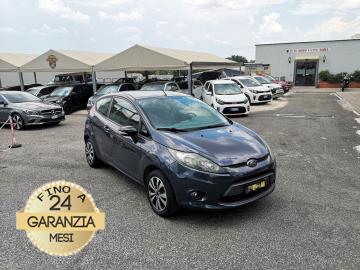 FORD FIESTA 1.4 TDCI 

Immatricolato 2011, 1399cc, 70Cv/51Kw, 165.000Km, 3porte/5posti, Euro5A.
** Auto Tagliandata e Idone per Neopatentati ** 

Rimangono sempre esclusi i costi :
-del passaggio di proprietÃ  pari ad euro 450,00

-messa su strada pari ad euro 400,00 che include l'attivazione della garanzia di 12 mesi completa, all'occorrenza controlli e/o tagliando completo preconsegna (olio,filtro olio, filtro aria e tutti i componenti necessari al ripristino ivi compresi kit distribuzione), kit gonfiaggio, garanzia estendibili a 24/36mesi in base al veicolo e copre i componenti non soggetti ad usura (dettagli in sede).

Di serie con: Motore a 4 cilindri, Cambio manuale a 5 rapporti, Abs, Airbag, vetri e specchielli elettrici, Volante in pelle con comandi, computer di bordo, climatizzatore, Radio cd, Fendinebbia, Isofix, Cerchi da 15â€ + Rutino. 

I NOSTRI SERVIZI :

-Vendita auto usate e storiche, moto e scooter nuovi e usati garantiti
-Acquisto diretto con pagamento immediato o conto vendita
-Permuta auto con moto e viceversa
-Noleggio breve e lungo termine
-Assicurazioni e Finanziamenti personalizzati
-Assistenza post-vendita
-Accessori e antifurti per moto e auto

VISITA il nostro sito internet: automotousateroma.it oppure scarica la nostra App: automotousateroma dall' Apple store o Play store per restare aggiornato sui nostri ultimi arrivi.

VIENI A TROVARCI PER VEDERE DAL VIVO QUESTO VEICOLO :
Auto Moto Usate Roma s.r.l.Via Appia Nuova 23, 00047, Marino (RM) (adiacente Sorelle Ramonda)

*************

HAI UNA PERMUTA?
compila il form sull'App o nel nostro sito automotousateroma.it
oppure inviaci foto e descrizione (modello anno km motore ...)
al nostro numero whatsapp : Cell. 366-6562866 o 351-4646876 Fisso 06-7215841 e-mail :  info@automotousateroma.it

*************
La Auto Moto Usate Roma Srl declina ogni responsabilitÃ  per eventuali involontarie incongruenze che non rappresentano in alcun modo un impegno contrattuale e invitano i clienti a verificare sempre dal vivo la correttezza dei dati che potrebbero non coincidere con lâ€™effettivo equipaggiamento del veicolo spesso dovuto alla incompatibilitÃ  dei dati trasmessi sulle varie piattaforme web.