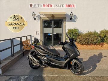 Rivenditore autorizzato di : Piaggio, Vespa, Sym, Swm, QJ Motor, Italjet, Tvs Motor, Alza Italia. Trattiamo usato Honda, Yamaha, Kawasaki, Suzuki, Aprilia, Benelli, Ducati, Moto Guzzi, Moto Morini, BMW, KTM, Triumph, Royal Enfield, Harley-Davidson, Indian, CFMOTO, Voge, Kymco, Peugeot

HONDA FORZA 350

Immatricolato 2023, 330cc, 29Cv 22Kw, 22.000Km, Euro5.

Rimangono sempre esclusi i costi :
-del passaggio di proprietÃ  pari ad euro 200,00.
-messa su strada pari ad euro 300,00 che include l'attivazione della garanzia di 12 mesi completa, all' occorrenza controlli e o tagliando completo preconsegna (olio,filtro olio, filtro aria e tutti i componenti necessari al ripristino), 12 mesi di garanzia estendibili a 24 36mesi in base al veicolo e copre i componenti non soggetti ad usura (dettagli in sede).

Con: Motore Monocilindrico, raffreddamento a liquido, Abs, computer di bordo, fari a Led, vano retroscudo con presa Usb, ampio vano sottosella, freni a disco da 256mm anteriore e da 240mm al posteriore, cerchi da 15â€ anteriore e da 14â€ al posteriore.

Accessoriato con: Parabrezza WRS fumÃ¨, parabrezza regolabile elettronicamente, sella confort Originale Honda, poggiaschiena Originale Honda, parafango posteriore.

I NOSTRI SERVIZI :
-Vendita auto usate e storiche, moto e scooter nuovi e usati garantiti -Acquisto diretto con pagamento immediato o conto vendita -Permuta auto con moto e viceversa -Noleggio breve e lungo termine -Assicurazioni e Finanziamenti personalizzati -Assistenza post-vendita -Accessori e antifurti per moto e auto

VISITA il nostro sito internet: automotousateroma.it oppure scarica la nostra App: automotousateroma dall' Apple store o Play store per restare aggiornato sui nostri ultimi arrivi.

VIENI A TROVARCI PER VEDERE DAL VIVO QUESTO VEICOLO :
Auto Moto Usate Roma s.r.l.Via Appia Nuova 23, 00047, Marino (RM) (adiacente Sorelle Ramonda)

*************

HAI UNA PERMUTA?
compila il form sull'App o nel nostro sito automotousateroma.it
oppure inviaci foto e descrizione (modello anno km motore ...)
al nostro numero whatsapp : Cell. 366-6562866 o 351-4646876 Fisso 06-7215841 e-mail : info@automotousateroma.it

*************
La Auto Moto Usate Roma Srl declina ogni responsabilitÃ  per eventuali involontarie incongruenze che non rappresentano in alcun modo un impegno contrattuale e invitano i clienti a verificare sempre dal vivo la correttezza dei dati che potrebbero non coincidere con lâ€™effettivo equipaggiamento del veicolo spesso dovuto alla incompatibilitÃ  dei dati trasmessi sulle varie piattaforme web.

