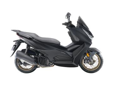 Zontes 125 D 2026 - Lo scooter 125 che alza l'asticella della categoria.

Prezzo 3.390â‚¬ + 350â‚¬ Immatricolazione.

Stai cercando uno scooter 125 che non passi inosservato, super accessoriato e pronto a dominare il traffico cittadino e non solo?

E' arrivato il nuovo Zontes 125 D dimenticati i soliti scooter essenziali, Zontes ridefinisce ancora una volta gli standard della categoria offrendo una dotazione tecnologica e ciclistica di livello superiore, guidabile sia con patente A1 che con patente B.

Tecnologia Senza Chiave (Keyless 3.0): Dimentica la chiave meccanica. Ti basta avere il trasponder in tasca per avviare lo scooter, aprire la sella e accedere al serbatoio in totale comoditÃ .
Parabrezza Regolabile Elettricamente: Regola l'altezza del cupolino con un semplice click direttamente dai comandi al manubrio, per viaggiare protetti sia in autostrada che in cittÃ .
Sicurezza al Top con ABS e TPMS: Frenata sicura e modulabile grazie all'ABS a doppio canale, unita al sistema di monitoraggio pressione e temperatura pneumatici (TPMS) sempre visibile sul display, per tenere tutto sotto controllo in tempo reale.
Strumentazione TFT Avanzata: Un quadro strumenti digitale a colori, moderno e ricco di informazioni, con connettivitÃ  per lo smartphone.
Comfort e Spazio: Posizione di guida comoda, pedana spaziosa, fari Full LED ad altissima visibilitÃ  e doppia presa USB a ricarica rapida per i tuoi dispositivi.
Motore Brillante ed Efficiente: Prestazioni scattanti, ideali per muoversi agili nel traffico, abbinate a consumi eccezionali.

La nostra offerta in Concessionaria:
Veicolo: Nuovo da immatricolare.
Garanzia: 24 Mesi.
Soluzioni d'acquisto: PossibilitÃ  di finanziamenti anche con mini-rate.

I NOSTRI SERVIZI : -Acquisto diretto con pagamento immediato -conto vendita -vendita auto, moto e scooter usati e garantiti -vendita veicoli d'epoca -permuta auto con moto e viceversa -noleggio breve e lungo termine -finanziamenti personalizzati (rata costante,mini e maxi rate, leasing) -assistenza post-vendita con societÃ  di garanzie e officine partner -assicurazioni -consulenze e stime per acquisti tra privati

VISITA il nostro sito internet: automotousateroma.it oppure scarica la nostra App: automotousateroma dall' Apple store o Play store per restare aggiornato sui nostri ultimi arrivi.

VIENI A TROVARCI PER VEDERE DAL VIVO QUESTO VEICOLO : Auto Moto Usate Roma s.r.l.Via Appia Nuova 23, 00047, Marino (RM) (adiacente Sorelle Ramonda).

HAI UNA PERMUTA? compila il form sull'App o nel nostro sito automotousateroma.it oppure inviaci foto e descrizione (modello anno km motore ...) al nostro numero whatsapp : Cell. 366-6562866 o 351-4646876 Fisso 06-7215841 e-mail : info@automotousateroma.it

La Auto Moto Usate Roma Srl declina ogni responsabilitÃ  per eventuali involontarie incongruenze che non rappresentano in alcun modo un impegno contrattuale e invitano i clienti a verificare sempre dal vivo la correttezza dei dati. 