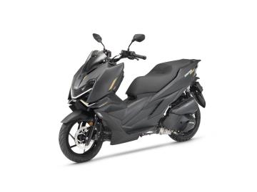 Zontes ZT 125 X 2026

Lo scooter urbano definitivo che rivoluziona il mercato dei 125cc: leggerissimo, iper-tecnologico e guidabile con patente A1 (da 16 anni) o patente B (auto).

Punti di forza e Innovazioni:

Telaio in Alluminio Pressofuso: Pesa solo 8,5 kg e porta il peso totale dello scooter a un record di soli 117 kg in ordine di marcia. AgilitÃ  assoluta nel traffico garantita!
Motore al Top della Categoria: Monocilindrico raffreddato a liquido da 14,9 CV (11 kW) e 13 Nm di coppia. Partenze scattanti, zero vibrazioni e consumi irrisori (fino a 40 km l reali) con sistema Start Stop integrato.
CapacitÃ  di Carico Incredibile: Vano sottosella immenso, studiato per contenere comodamente 2 caschi integrali!
Autonomia Record: Serbatoio da ben 11 litri per dimenticarsi del benzinaio (oltre 400 km di autonomia con un pieno).
Dotazione Full Optional di Serie:
Sicurezza: Freni a disco con ABS a doppio canale e Controllo di Trazione (TCS).
Tecnologia: Ampio display TFT a colori con connessione Bluetooth e funzione Mirroring per la Navigazione.
Comfort: Sistema Keyless 3.0 (parti tenendo le chiavi in tasca), illuminazione Full LED Osram e monitoraggio pressione pneumatici (TPMS).
PraticitÃ : Doppia presa USB (inclusa Type-C) nel doppio vano portaoggetti del retroscudo e tappo carburante ad apertura elettronica.

La nostra offerta in Concessionaria:
Veicolo: Nuovo da immatricolare.
Prezzo: 2.990â‚¬ + 350â‚¬ Immatricolazione
Garanzia: 24 Mesi.
Soluzioni d'acquisto: PossibilitÃ  di finanziamenti personalizzati, anche con mini-rate.

I NOSTRI SERVIZI : -Acquisto diretto con pagamento immediato -conto vendita -vendita auto, moto e scooter usati e garantiti -vendita veicoli d'epoca -permuta auto con moto e viceversa -noleggio breve e lungo termine -finanziamenti personalizzati (rata costante,mini e maxi rate, leasing) -assistenza post-vendita con societÃ  di garanzie e officine partner -assicurazioni -consulenze e stime per acquisti tra privati

VISITA il nostro sito internet: automotousateroma.it oppure scarica la nostra App: automotousateroma dall' Apple store o Play store per restare aggiornato sui nostri ultimi arrivi.

VIENI A TROVARCI PER VEDERE DAL VIVO QUESTO VEICOLO : Auto Moto Usate Roma s.r.l.Via Appia Nuova 23, 00047, Marino (RM) (adiacente Sorelle Ramonda).

HAI UNA PERMUTA? compila il form sull'App o nel nostro sito automotousateroma.it oppure inviaci foto e descrizione (modello anno km motore ...) al nostro numero whatsapp : Cell. 366-6562866 o 351-4646876 Fisso 06-7215841 e-mail : info@automotousateroma.it

La Auto Moto Usate Roma Srl declina ogni responsabilitÃ  per eventuali involontarie incongruenze che non rappresentano in alcun modo un impegno contrattuale e invitano i clienti a verificare sempre dal vivo la correttezza dei dati che potrebbero non coincidere con lâ€™effettivo equipaggiamento del veicolo spesso dovuto alla incompatibilitÃ  dei dati trasmessi sulle varie piattaforme web. 