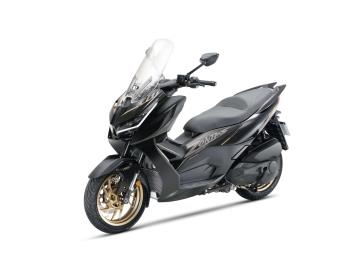 Nuovo Zontes 368D 
Il maxi-scooter che sta ridefinendo gli standard della categoria per potenza, componentistica di altissimo livello e tecnologia avanzata. 
Motore e Prestazioni da Riferimento:
Motore: Monocilindrico da 368 cc, raffreddato a liquido, capace di erogare ben 38,7 CV (28,4 kW) e una coppia generosa di 40 Nm.
Prestazioni eccellenti sia nella guida cittadina che nei trasferimenti autostradali, con un'erogazione pronta e divertente.
Dotazione Full Optional di Serie (Senza Eguali):
Ciclistica e Sicurezza: Freni a disco di grande diametro con pinze radiali J.Juan e ABS a doppio canale, abbinati al Controllo di Trazione (TCS) per la massima sicurezza in ogni condizione.
Tecnologia & Smart Connectivity:
Ampio display TFT a colori con connettivitÃ  smartphone e funzione mirroring per la navigazione GPS.
Doppia Dash-Cam integrata (anteriore e posteriore) per registrare ogni viaggio in alta definizione.
Sistema Keyless 3.0 di ultima generazione.
Monitoraggio pressione e temperatura pneumatici (TPMS).
Comfort & PraticitÃ :
Parabrezza regolabile elettricamente.
Blocchetti elettrici al manubrio retroilluminati a LED.
Vano sottosella capiente e doppio vano portaoggetti nel retroscudo con doppia presa USB (inclusa Type-C a ricarica rapida).
Serbatoio maggiorato per un'autonomia eccellente.
La nostra offerta in Concessionaria:
Veicolo: Nuovo da immatricolare. 
Prezzo: 5.090â‚¬ + 350â‚¬ Immatricolazione 
Garanzia: 24 Mesi.
Soluzioni d'acquisto: PossibilitÃ  di finanziamenti personalizzati, anche con mini-rate. 


I NOSTRI SERVIZI : 
-Acquisto diretto con pagamento immediato 
-conto vendita
-vendita auto, moto e scooter usati e garantiti
-vendita veicoli d'epoca
-permuta auto con moto e viceversa
-noleggio breve e lungo termine
-finanziamenti personalizzati (rata costante,mini e maxi rate, leasing)
-assistenza post-vendita con societÃ  di garanzie e officine partner
-assicurazioni
-consulenze e stime per acquisti tra privati

VISITA il nostro sito internet: automotousateroma.it oppure scarica la nostra App: automotousateroma dall' Apple store o Play store per restare aggiornato sui nostri ultimi arrivi.

VIENI A TROVARCI PER VEDERE DAL VIVO QUESTO VEICOLO :
Auto Moto Usate Roma s.r.l.Via Appia Nuova 23, 00047, Marino (RM) (adiacente Sorelle Ramonda).

HAI UNA PERMUTA?
compila il form sull'App o nel nostro sito automotousateroma.it
oppure inviaci foto e descrizione (modello anno km motore ...)
al nostro numero whatsapp : Cell. 366-6562866 o 351-4646876 Fisso 06-7215841 e-mail : info@automotousateroma.it

La Auto Moto Usate Roma Srl declina ogni responsabilitÃ  per eventuali involontarie incongruenze che non rappresentano in alcun modo un impegno contrattuale e invitano i clienti a verificare sempre dal vivo la correttezza dei dati che potrebbero non coincidere con lâ€™effettivo equipaggiamento del veicolo spesso dovuto alla incompatibilitÃ  dei dati trasmessi sulle varie piattaforme web. 