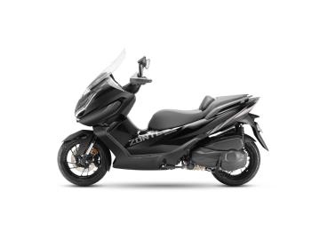 Nuovo Zontes 368E 
Il maxi-scooter turistico per eccellenza, pensato per chi cerca il massimo in termini di comfort di viaggio, protezione aerodinamica, spazio di carico e prestazioni di alto livello. 
Motore e Prestazioni da Riferimento:
Motore: Monocilindrico da 368 cc, raffreddato a liquido, che eroga ben 38,7 CV (28,4 kW) e una coppia robusta di 40 Nm.
Scattante nel traffico e formidabile nei lunghi viaggi autostradali, con consumi ottimizzati e un'erogazione sempre piena e corposa.
CapacitÃ  di Carico Straordinaria:
Vano sottosella immenso, progettato per contenere comodamente due caschi integrali piÃ¹ altri oggetti, ideale per i viaggi di coppia e l'uso quotidiano.
Dotazione Full Optional di Serie (Senza Compromessi):
Ciclistica & Sicurezza: Impianto frenante a disco di grande diametro con pinze radiali J.Juan, ABS a doppio canale e Controllo di Trazione (TCS).
Tecnologia & Smart Connectivity:
Schermo TFT a colori extralarge con connettivitÃ  smartphone e funzione mirroring per la navigazione GPS.
Doppia Dash-Cam integrata (anteriore e posteriore in alta definizione) per registrare ogni tragitto in totale sicurezza.
Sistema Keyless 3.0 di ultima generazione.
Sensori di monitoraggio pressione e temperatura pneumatici (TPMS).
Comfort & Viaggio:
Parabrezza regolabile elettricamente per una protezione dall'aria perfetta a qualsiasi velocitÃ .
Blocchetti comandi al manubrio retroilluminati a LED.
Vano retroscudo con doppia presa USB (inclusa Type-C a ricarica rapida).
Serbatoio di grande capacitÃ  per un'autonomia da vera GT.
La nostra offerta in Concessionaria:
Veicolo: Nuovo da immatricolare. 
Prezzo: 5.690â‚¬ + 350â‚¬ Immatricolazione 
Garanzia: 24 Mesi.
Soluzioni d'acquisto: PossibilitÃ  di finanziamenti personalizzati, anche con mini-rate. 


I NOSTRI SERVIZI : 
-Acquisto diretto con pagamento immediato 
-conto vendita
-vendita auto, moto e scooter usati e garantiti
-vendita veicoli d'epoca
-permuta auto con moto e viceversa
-noleggio breve e lungo termine
-finanziamenti personalizzati (rata costante,mini e maxi rate, leasing)
-assistenza post-vendita con societÃ  di garanzie e officine partner
-assicurazioni
-consulenze e stime per acquisti tra privati

VISITA il nostro sito internet: automotousateroma.it oppure scarica la nostra App: automotousateroma dall' Apple store o Play store per restare aggiornato sui nostri ultimi arrivi.

VIENI A TROVARCI PER VEDERE DAL VIVO QUESTO VEICOLO :
Auto Moto Usate Roma s.r.l.Via Appia Nuova 23, 00047, Marino (RM) (adiacente Sorelle Ramonda).

HAI UNA PERMUTA?
compila il form sull'App o nel nostro sito automotousateroma.it
oppure inviaci foto e descrizione (modello anno km motore ...)
al nostro numero whatsapp : Cell. 366-6562866 o 351-4646876 Fisso 06-7215841 e-mail : info@automotousateroma.it

La Auto Moto Usate Roma Srl declina ogni responsabilitÃ  per eventuali involontarie incongruenze che non rappresentano in alcun modo un impegno contrattuale e invitano i clienti a verificare sempre dal vivo la correttezza dei dati che potrebbero non coincidere con lâ€™effettivo equipaggiamento del veicolo spesso dovuto alla incompatibilitÃ  dei dati trasmessi sulle varie piattaforme web. 