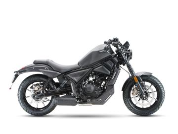 Zontes ZT 125-C2 

La custom 125 ideale per chi cerca uno stile unico, comfort di marcia superiore e consumi eccezionali. Guidabile con Patente A1 o Patente B.
Caratteristiche Tecniche Principali:
Motore: Monocilindrico 4 tempi, raffreddato a liquido
Potenza: 14,7 CV (10,8 kW) â€“ Il massimo consentito per la categoria
Cambio: Meccanico a 6 marce con frizione antisaltellamento
Emissioni: Omologazione Euro 5+
Stile: Posizione di guida custom rilassata, sella ribassata e comfort elevato
âš™ï¸ Dotazione di Serie Full Optional:
Impianto frenante a disco con ABS a doppio canale
Gruppo ottico Full LED
Strumentazione digitale con display LCD evoluto
Doppia presa USB a ricarica rapida
Cerchi custom con design esclusivo e finiture premium
La nostra offerta in Concessionaria:
Veicolo: Nuovo da immatricolare. 
Prezzo: 2.990â‚¬ + 350â‚¬ Immatricolazione 
Garanzia: 24 Mesi.
Soluzioni d'acquisto: PossibilitÃ  di finanziamenti personalizzati, anche con mini-rate. 


I NOSTRI SERVIZI : 
-Acquisto diretto con pagamento immediato 
-conto vendita
-vendita auto, moto e scooter usati e garantiti
-vendita veicoli d'epoca
-permuta auto con moto e viceversa
-noleggio breve e lungo termine
-finanziamenti personalizzati (rata costante,mini e maxi rate, leasing)
-assistenza post-vendita con societÃ  di garanzie e officine partner
-assicurazioni
-consulenze e stime per acquisti tra privati

VISITA il nostro sito internet: automotousateroma.it oppure scarica la nostra App: automotousateroma dall' Apple store o Play store per restare aggiornato sui nostri ultimi arrivi.

VIENI A TROVARCI PER VEDERE DAL VIVO QUESTO VEICOLO :
Auto Moto Usate Roma s.r.l.Via Appia Nuova 23, 00047, Marino (RM) (adiacente Sorelle Ramonda).

HAI UNA PERMUTA?
compila il form sull'App o nel nostro sito automotousateroma.it
oppure inviaci foto e descrizione (modello anno km motore ...)
al nostro numero whatsapp : Cell. 366-6562866 o 351-4646876 Fisso 06-7215841 e-mail : info@automotousateroma.it

La Auto Moto Usate Roma Srl declina ogni responsabilitÃ  per eventuali involontarie incongruenze che non rappresentano in alcun modo un impegno contrattuale e invitano i clienti a verificare sempre dal vivo la correttezza dei dati che potrebbero non coincidere con lâ€™effettivo equipaggiamento del veicolo spesso dovuto alla incompatibilitÃ  dei dati trasmessi sulle varie piattaforme web. 