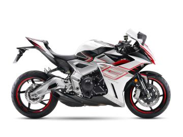 Zontes 703 RR

La supersportiva che ridefinisce gli standard della categoria: spinta da un raffinato motore a tre cilindri in linea, unisce prestazioni entusiasmanti, componentistica di prim'ordine e un design aerodinamico e aggressivo.
Caratteristiche Tecniche Principali:
Motore: Tre cilindri in linea, 4 tempi, raffreddato a liquido
Cilindrata: 699 cc
Potenza: 95 CV di pura adrenalina
Cambio: Meccanico a 6 marce con Quickshifter bidirezionale
Telaio e Forcellone: In lega di alluminio pressofuso ad alta rigiditÃ 
Emissioni: Omologazione Euro 5+
âš™ï¸ Dotazione di Serie Full Optional:
Sospensioni sportive completamente regolabili (forcella a steli rovesciati)
Impianto frenante racing con pinze radiali e ABS sportivo
Schermo TFT a colori multifunzione con connettivitÃ  smartphone
Gruppo ottico Full LED ad altissima visibilitÃ 
Controllo di trazione (TCS) e mappe motore selezionabili
Sistema di monitoraggio pressione pneumatici (TPMS) di serie
La nostra offerta in Concessionaria:
Veicolo: Nuovo da immatricolare. 
Prezzo: 7.990â‚¬ + 350â‚¬ Immatricolazione 
Garanzia: 24 Mesi.
Soluzioni d'acquisto: PossibilitÃ  di finanziamenti, anche con mini-rate. 


I NOSTRI SERVIZI : 
-Acquisto diretto con pagamento immediato 
-conto vendita
-vendita auto, moto e scooter usati e garantiti
-vendita veicoli d'epoca
-permuta auto con moto e viceversa
-noleggio breve e lungo termine
-finanziamenti personalizzati (rata costante,mini e maxi rate, leasing)
-assistenza post-vendita con societÃ  di garanzie e officine partner
-assicurazioni
-consulenze e stime per acquisti tra privati

VISITA il nostro sito internet: automotousateroma.it oppure scarica la nostra App: automotousateroma dall' Apple store o Play store per restare aggiornato sui nostri ultimi arrivi.

VIENI A TROVARCI PER VEDERE DAL VIVO QUESTO VEICOLO :
Auto Moto Usate Roma s.r.l.Via Appia Nuova 23, 00047, Marino (RM) (adiacente Sorelle Ramonda).

HAI UNA PERMUTA?
compila il form sull'App o nel nostro sito automotousateroma.it
oppure inviaci foto e descrizione (modello anno km motore ...)
al nostro numero whatsapp : Cell. 366-6562866 o 351-4646876 Fisso 06-7215841 e-mail : info@automotousateroma.it

La Auto Moto Usate Roma Srl declina ogni responsabilitÃ  per eventuali involontarie incongruenze che non rappresentano in alcun modo un impegno contrattuale e invitano i clienti a verificare sempre dal vivo la correttezza dei dati che potrebbero non coincidere con lâ€™effettivo equipaggiamento del veicolo spesso dovuto alla incompatibilitÃ  dei dati trasmessi sulle varie piattaforme web. 