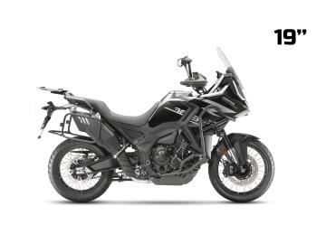 Zontes 703 F
La crossover adventure che coniuga la straordinaria spinta e l'elasticitÃ  del motore a tre cilindri in linea con una vocazione turistica totale, comfort eccellente e una dotazione tecnologica senza rivali nella categoria.
Disponibili in 2 Versioni da 19â€ o da 21â€

Caratteristiche Tecniche Principali:
Motore: Tre cilindri in linea, 4 tempi, raffreddato a liquido
Cilindrata: 699 cc
Erogazione: Coppia piena ai medi e alti regimi per il massimo divertimento su strada e in viaggio
Cambio: Meccanico a 6 marce con frizione antisaltellamento
Ciclistica: Sospensioni a lunga escursione e cerchi a raggi tubeless per ogni tipo di percorso
Emissioni: Omologazione Euro 5+
âš™ï¸ Dotazione di Serie Full Optional:
Sospensioni completamente regolabili per il massimo comfort di marcia
Schermo TFT a colori multifunzione con connettivitÃ  smartphone
Parabrezza regolabile (spesso elettricamente o con pratico sistema rapido)
Gruppo ottico Full LED ad altissima visibilitÃ  con fari supplementari integrati
Paramani, barre paramotore e piastra paramotore di serie
Sistema di monitoraggio pressione pneumatici (TPMS) e doppia presa USB

La nostra offerta in Concessionaria:
Veicolo: Nuovo da immatricolare. 
Prezzo: 8.690â‚¬ + 350â‚¬ Immatricolazione 
Garanzia: 24 Mesi.
Soluzioni d'acquisto: PossibilitÃ  di finanziamenti, anche con mini-rate. 


I NOSTRI SERVIZI : 
-Acquisto diretto con pagamento immediato 
-conto vendita
-vendita auto, moto e scooter usati e garantiti
-vendita veicoli d'epoca
-permuta auto con moto e viceversa
-noleggio breve e lungo termine
-finanziamenti personalizzati (rata costante,mini e maxi rate, leasing)
-assistenza post-vendita con societÃ  di garanzie e officine partner
-assicurazioni
-consulenze e stime per acquisti tra privati

VISITA il nostro sito internet: automotousateroma.it oppure scarica la nostra App: automotousateroma dall' Apple store o Play store per restare aggiornato sui nostri ultimi arrivi.

VIENI A TROVARCI PER VEDERE DAL VIVO QUESTO VEICOLO :
Auto Moto Usate Roma s.r.l.Via Appia Nuova 23, 00047, Marino (RM) (adiacente Sorelle Ramonda).

HAI UNA PERMUTA?
compila il form sull'App o nel nostro sito automotousateroma.it
oppure inviaci foto e descrizione (modello anno km motore ...)
al nostro numero whatsapp : Cell. 366-6562866 o 351-4646876 Fisso 06-7215841 e-mail : info@automotousateroma.it

La Auto Moto Usate Roma Srl declina ogni responsabilitÃ  per eventuali involontarie incongruenze che non rappresentano in alcun modo un impegno contrattuale e invitano i clienti a verificare sempre dal vivo la correttezza dei dati che potrebbero non coincidere con lâ€™effettivo equipaggiamento del veicolo spesso dovuto alla incompatibilitÃ  dei dati trasmessi sulle varie piattaforme web. 