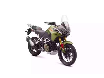 TVS MOTOR RTX 300 
L'innovativa Adventure Rally Tourer pensata per chi cerca prestazioni elevate sia su strada che nei percorsi fuoristrada, unendo un comfort di viaggio straordinario a una dotazione tecnologica di fascia superiore.
Caratteristiche Tecniche Principali:
Motore: Monocilindrico 4 tempi, bialbero DOHC, raffreddato a liquido
Cilindrata: 299,1 cc
Potenza: 36 CV a 9.000 giri/min
Coppia: 28,5 Nm a 7.000 giri/min
Cambio: Manuale a 6 marce con frizione assistita e antisaltellamento
Telaio: A traliccio in acciaio ad alta rigiditÃ 
âš™ï¸ Dotazione Full-Optional di Serie:
4 modalitÃ  di guida (Urban, Rain, Tour e Rally)
Quickshifter bidirezionale e Cruise Control
Display TFT da 5â€ con connettivitÃ  Bluetooth e mirroring della mappa
Controllo di trazione lineare e sistema TPMS (monitoraggio pressione pneumatici)
Gruppo ottico anteriore Class-D con luci diurne LED (DRL) e leve regolabili
Attacchi rapidi integrati per borse laterali e top-case
La nostra offerta in Concessionaria:
Veicolo: Nuovo da immatricolare. 
Prezzo: 4.890â‚¬ + 350â‚¬ Immatricolazione 
Garanzia: 48 Mesi.
Soluzioni d'acquisto: PossibilitÃ  di finanziamenti, anche con mini-rate. 


I NOSTRI SERVIZI : 
-Acquisto diretto con pagamento immediato 
-conto vendita
-vendita auto, moto e scooter usati e garantiti
-vendita veicoli d'epoca
-permuta auto con moto e viceversa
-noleggio breve e lungo termine
-finanziamenti personalizzati (rata costante,mini e maxi rate, leasing)
-assistenza post-vendita con societÃ  di garanzie e officine partner
-assicurazioni
-consulenze e stime per acquisti tra privati

VISITA il nostro sito internet: automotousateroma.it oppure scarica la nostra App: automotousateroma dall' Apple store o Play store per restare aggiornato sui nostri ultimi arrivi.

VIENI A TROVARCI PER VEDERE DAL VIVO QUESTO VEICOLO :
Auto Moto Usate Roma s.r.l.Via Appia Nuova 23, 00047, Marino (RM) (adiacente Sorelle Ramonda).

HAI UNA PERMUTA?
compila il form sull'App o nel nostro sito automotousateroma.it
oppure inviaci foto e descrizione (modello anno km motore ...)
al nostro numero whatsapp : Cell. 366-6562866 o 351-4646876 Fisso 06-7215841 e-mail : info@automotousateroma.it

La Auto Moto Usate Roma Srl declina ogni responsabilitÃ  per eventuali involontarie incongruenze che non rappresentano in alcun modo un impegno contrattuale e invitano i clienti a verificare sempre dal vivo la correttezza dei dati che potrebbero non coincidere con lâ€™effettivo equipaggiamento del veicolo spesso dovuto alla incompatibilitÃ  dei dati trasmessi sulle varie piattaforme web. 