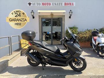 Rivenditore autorizzato di : Piaggio, Vespa, Sym, Swm, QJ Motor, Italjet, Tvs Motor, Alza Italia. Trattiamo usato Honda, Yamaha, Kawasaki, Suzuki, Aprilia, Benelli,  Ducati, Moto Guzzi, Moto Morini, BMW, KTM, Triumph, Royal Enfield, Harley-Davidson, Indian, CFMOTO, Voge, Kymco, Peugeot

HONDA FORZA 350 

Immatricolato 2024, 330cc, 29Cv 22Kw, 19.300Km, Euro5.
*** Scooter Unicoproprietario ***

Rimangono sempre esclusi i costi : 
-del passaggio di proprietÃ  pari ad euro 200,00.
-messa su strada pari ad euro 200,00 che include l'attivazione della garanzia di 12 mesi completa, all' occorrenza controlli e o tagliando completo preconsegna (olio,filtro olio, filtro aria e tutti i componenti necessari al ripristino), 12 mesi di garanzia estendibili a 24 36mesi in base al veicolo e copre i componenti non soggetti ad usura (dettagli in sede).

Con: Motore Monocilindrico, raffreddamento a liquido, Abs, computer di bordo, fari a Led, vano retroscudo con presa Usb, ampio vano sottosella, freni a disco da 256mm anteriore e da 240mm al posteriore, cerchi da 15â€ anteriore e da 14â€ al posteriore. 

I NOSTRI SERVIZI :

-Vendita auto usate e storiche, moto e scooter nuovi e usati garantiti
-Acquisto diretto con pagamento immediato o conto vendita
-Permuta auto con moto e viceversa
-Noleggio breve e lungo termine
-Assicurazioni e Finanziamenti personalizzati
-Assistenza post-vendita
-Accessori e antifurti per moto e auto

VISITA il nostro sito internet: automotousateroma.it oppure scarica la nostra App: automotousateroma dall' Apple store o Play store per restare aggiornato sui nostri ultimi arrivi.

VIENI A TROVARCI PER VEDERE DAL VIVO QUESTO VEICOLO :
Auto Moto Usate Roma s.r.l.Via Appia Nuova 23, 00047, Marino (RM) (adiacente Sorelle Ramonda)

*************

HAI UNA PERMUTA?
compila il form sull'App o nel nostro sito automotousateroma.it
oppure inviaci foto e descrizione (modello anno km motore ...)
al nostro numero whatsapp : Cell. 366-6562866 o 351-4646876 Fisso 06-7215841 e-mail :  info@automotousateroma.it

*************
La Auto Moto Usate Roma Srl declina ogni responsabilitÃ  per eventuali involontarie incongruenze che non rappresentano in alcun modo un impegno contrattuale e invitano i clienti a verificare sempre dal vivo la correttezza dei dati che potrebbero non coincidere con lâ€™effettivo equipaggiamento del veicolo spesso dovuto alla incompatibilitÃ  dei dati trasmessi sulle varie piattaforme web.