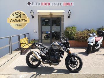 Rivenditore autorizzato di : Piaggio, Vespa, Sym, Swm, QJ Motor, Italjet, Tvs Motor, Alza Italia. Trattiamo usato Honda, Yamaha, Kawasaki, Suzuki, Aprilia, Benelli,  Ducati, Moto Guzzi, Moto Morini, BMW, KTM, Triumph, Royal Enfield, Harley-Davidson, Indian, CFMOTO, Voge, Kymco, Peugeot

KTM DUKE 690 R 

Immatricolato 2017, 693cc, 75Cv/54Kw, 24.300Km, Euro4.
*** Colorazione EU White *** 

Rimangono sempre esclusi i costi : 
-del passaggio di proprietÃ  pari ad euro 200,00.

-messa su strada pari ad euro 200,00 che include l'attivazione della garanzia di 12 mesi completa, all' occorrenza controlli e o tagliando completo preconsegna (olio,filtro olio, filtro aria e tutti i componenti necessari al ripristino), 12 mesi di garanzia estendibili a 24 36mesi in base al veicolo e copre i componenti non soggetti ad usura (dettagli in sede).

Con: Motore Monocilindrico, raffreddamento a liquido, Abs, Tc, WP Suspension Up Side Down 43 mm, WP Suspension con sistema di sospensioni Pro-Lever, freni a disco da 320mm anteriore e da 240mm al posteriore, cerchi da 17â€. 

I NOSTRI SERVIZI :

-Vendita auto usate e storiche, moto e scooter nuovi e usati garantiti
-Acquisto diretto con pagamento immediato o conto vendita
-Permuta auto con moto e viceversa
-Noleggio breve e lungo termine
-Assicurazioni e Finanziamenti personalizzati
-Assistenza post-vendita
-Accessori e antifurti per moto e auto

VISITA il nostro sito internet: automotousateroma.it oppure scarica la nostra App: automotousateroma dall' Apple store o Play store per restare aggiornato sui nostri ultimi arrivi.

VIENI A TROVARCI PER VEDERE DAL VIVO QUESTO VEICOLO :
Auto Moto Usate Roma s.r.l.Via Appia Nuova 23, 00047, Marino (RM) (adiacente Sorelle Ramonda)

*************

HAI UNA PERMUTA?
compila il form sull'App o nel nostro sito automotousateroma.it
oppure inviaci foto e descrizione (modello anno km motore ...)
al nostro numero whatsapp : Cell. 366-6562866 o 351-4646876 Fisso 06-7215841 e-mail :  info@automotousateroma.it

*************
La Auto Moto Usate Roma Srl declina ogni responsabilitÃ  per eventuali involontarie incongruenze che non rappresentano in alcun modo un impegno contrattuale e invitano i clienti a verificare sempre dal vivo la correttezza dei dati che potrebbero non coincidere con lâ€™effettivo equipaggiamento del veicolo spesso dovuto alla incompatibilitÃ  dei dati trasmessi sulle varie piattaforme web.