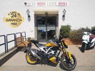 Rivenditore autorizzato di : Piaggio, Vespa, Sym, Swm, QJ Motor, Italjet, Tvs Motor, Alza Italia. Trattiamo usato Honda, Yamaha, Kawasaki, Suzuki, Aprilia, Benelli, Ducati, Moto Guzzi, Moto Morini, BMW, KTM, Triumph, Royal Enfield, Harley-Davidson, Indian, CFMOTO, Voge, Kymco, Peugeot

TVS RTR 310 APACHE

Immatricolato 2026, 312cc, 35Cv 26Kw, 4.100Km, Euro5.

*** Garanzia Ufficiale TVS fino al 2029 ***

Rimangono sempre esclusi i costi :
-del passaggio di proprietÃ  pari ad euro 200,00.
-messa su strada pari ad euro 200,00 che include l'attivazione della garanzia di 12 mesi completa, all' occorrenza controlli e o tagliando completo preconsegna (olio,filtro olio, filtro aria e tutti i componenti necessari al ripristino), 12 mesi di garanzia estendibili a 24 36mesi in base al veicolo e copre i componenti non soggetti ad usura (dettagli in sede).

Con: Motore Monocilindrico, cambio manuale a 6 rapporti, computer di bordo, raffreddamento a liquido, Abs, Tc, Forcella telescopica a steli rovesciati da 41mm, Monoammortizzatore idraulico, freni a disco da 300mm anteriore e da 240mm al posteriore, cerchi da 17â€.

I NOSTRI SERVIZI :
-Vendita auto usate e storiche, moto e scooter nuovi e usati garantiti -Acquisto diretto con pagamento immediato o conto vendita -Permuta auto con moto e viceversa -Noleggio breve e lungo termine -Assicurazioni e Finanziamenti personalizzati -Assistenza post-vendita -Accessori e antifurti per moto e auto

VISITA il nostro sito internet: automotousateroma.it oppure scarica la nostra App: automotousateroma dall' Apple store o Play store per restare aggiornato sui nostri ultimi arrivi.

VIENI A TROVARCI PER VEDERE DAL VIVO QUESTO VEICOLO :
Auto Moto Usate Roma s.r.l.Via Appia Nuova 23, 00047, Marino (RM) (adiacente Sorelle Ramonda)

*************

HAI UNA PERMUTA?
compila il form sull'App o nel nostro sito automotousateroma.it
oppure inviaci foto e descrizione (modello anno km motore ...)
al nostro numero whatsapp : Cell. 366-6562866 o 351-4646876 Fisso 06-7215841 e-mail : info@automotousateroma.it

*************
La Auto Moto Usate Roma Srl declina ogni responsabilitÃ  per eventuali involontarie incongruenze che non rappresentano in alcun modo un impegno contrattuale e invitano i clienti a verificare sempre dal vivo la correttezza dei dati che potrebbero non coincidere con lâ€™effettivo equipaggiamento del veicolo spesso dovuto alla incompatibilitÃ  dei dati trasmessi sulle varie piattaforme web.
