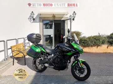 KAWASAKI VERSYS 650 TOURER PLUS
Immatricolato 2021, 649cc, 69Cv 49Kw, 46.150Km, Euro5.
*** Moto Unicoproprietario, Tagliandi Ufficiali ***
Il prezzo proposto di euro 4.500,00 è legato alla promozione web che prevede un acquisto tramite finanziamento di intero importo. Info in sede.
Il prezzo a Listino senza promo è di euro 5.000,00.
Rimangono sempre esclusi i costi :
-del passaggio di proprietà pari ad euro 200,00
-messa su strada pari ad euro 300,00 che include l'attivazione della garanzia di 12 mesi completa, all' occorrenza controlli e o tagliando completo preconsegna (olio,filtro olio, filtro aria e tutti i componenti necessari al ripristino), 12 mesi di garanzia estendibili a 24 36mesi in base al veicolo e copre i componenti non soggetti ad usura (dettagli in sede).
Di serie: Con: Motore Bicilindrico in linea, cambio manuale a 6 rapporti, Abs, computer di bordo, raffreddamento a liquido, 21Lt. Capacità serbatoio, contamarce, Forcella rovesciata 41 mm telescopica con smorzamento (lato-destro) e precarico (lato-sinistro) regolabili, Mono ammortizzatore asimmetrico con controllo remoto del precarico, dischi freno anteriori da 300mm e da 200mm al posteriore, cerchi da 17â€.
Accessoriato con: Cupolino regolabile, barra porta navigatore, presa Usb, faretti di profondità e paramani Kawasaki, nottolini alza moto, paramotore.
I NOSTRI SERVIZI :
-Acquisto diretto con pagamento immediato
-conto vendita
-vendita auto, moto e scooter usati e garantiti
-vendita veicoli d'epoca
-permuta auto con moto e viceversa
-noleggio breve e lungo termine
-finanziamenti personalizzati (rata costante,mini e maxi rate, leasing)
-assistenza post-vendita con società di garanzie e officine partner
-assicurazioni
-consulenze e stime per acquisti tra privati
VISITA il nostro sito internet: automotousateroma.it oppure scarica la nostra App: automotousateroma dall' Apple store o Play store per restare aggiornato sui nostri ultimi arrivi.
VIENI A TROVARCI PER VEDERE DAL VIVO QUESTO VEICOLO :
Auto Moto Usate Roma s.r.l.Via Appia Nuova 23, 00047, Marino (RM) (adiacente Sorelle Ramonda)
*************
HAI UNA PERMUTA?
compila il form sull'App o nel nostro sito automotousateroma.it
oppure inviaci foto e descrizione (modello anno km motore ...)
al nostro numero whatsapp : Cell. 366-6562866 o 351-4646876 Fisso 06-7215841 e-mail : info@automotousateroma.it
*************
La Auto Moto Usate Roma Srl declina ogni responsabilità per eventuali involontarie incongruenze che non rappresentano in alcun modo un impegno contrattuale e invitano i clienti a verificare sempre dal vivo la correttezza dei dati che potrebbero non coincidere con l’effettivo equipaggiamento del veicolo spesso dovuto alla incompatibilità dei dati trasmessi sulle varie piattaforme web. KAWASAKI VERSYS 650 TOURER PLUS
Immatricolato 2021, 649cc, 69Cv 49Kw, 46.150Km, Euro5.
*** Moto Unicoproprietario, Tagliandi Ufficiali ***
Il prezzo proposto di euro 4.500,00 è legato alla promozione web che prevede un acquisto tramite finanziamento di intero importo. Info in sede.
Il prezzo a Listino senza promo è di euro 5.000,00.
Rimangono sempre esclusi i costi :
-del passaggio di proprietà pari ad euro 200,00
-messa su strada pari ad euro 300,00 che include l'attivazione della garanzia di 12 mesi completa, all' occorrenza controlli e o tagliando completo preconsegna (olio,filtro olio, filtro aria e tutti i componenti necessari al ripristino), 12 mesi di garanzia estendibili a 24 36mesi in base al veicolo e copre i componenti non soggetti ad usura (dettagli in sede).
Di serie: Con: Motore Bicilindrico in linea, cambio manuale a 6 rapporti, Abs, computer di bordo, raffreddamento a liquido, 21Lt. Capacità serbatoio, contamarce, Forcella rovesciata 41 mm telescopica con smorzamento (lato-destro) e precarico (lato-sinistro) regolabili, Mono ammortizzatore asimmetrico con controllo remoto del precarico, dischi freno anteriori da 300mm e da 200mm al posteriore, cerchi da 17â€.
Accessoriato con: Cupolino regolabile, barra porta navigatore, presa Usb, faretti di profondità e paramani Kawasaki, nottolini alza moto, paramotore.
I NOSTRI SERVIZI :
-Acquisto diretto con pagamento immediato
-conto vendita
-vendita auto, moto e scooter usati e garantiti
-vendita veicoli d'epoca
-permuta auto con moto e viceversa
-noleggio breve e lungo termine
-finanziamenti personalizzati (rata costante,mini e maxi rate, leasing)
-assistenza post-vendita con società di garanzie e officine partner
-assicurazioni
-consulenze e stime per acquisti tra privati
VISITA il nostro sito internet: automotousateroma.it oppure scarica la nostra App: automotousateroma dall' Apple store o Play store per restare aggiornato sui nostri ultimi arrivi.
VIENI A TROVARCI PER VEDERE DAL VIVO QUESTO VEICOLO :
Auto Moto Usate Roma s.r.l.Via Appia Nuova 23, 00047, Marino (RM) (adiacente Sorelle Ramonda)
*************
HAI UNA PERMUTA?
compila il form sull'App o nel nostro sito automotousateroma.it
oppure inviaci foto e descrizione (modello anno km motore ...)
al nostro numero whatsapp : Cell. 366-6562866 o 351-4646876 Fisso 06-7215841 e-mail : info@automotousateroma.it
*************
La Auto Moto Usate Roma Srl declina ogni responsabilità per eventuali involontarie incongruenze che non rappresentano in alcun modo un impegno contrattuale e invitano i clienti a verificare sempre dal vivo la correttezza dei dati che potrebbero non coincidere con l’effettivo equipaggiamento del veicolo spesso dovuto alla incompatibilità dei dati trasmessi sulle varie piattaforme web.