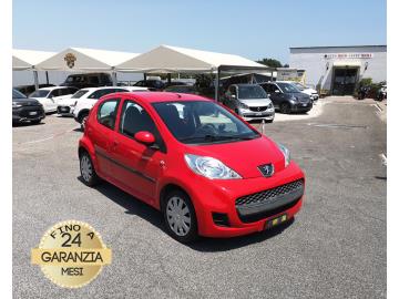 PEUGEOT 107 2TRONIC ACTIVE 5P
Immatricolato 2011, 998cc, 68Cv/50Kw, 115.200Km, 5porte/4posti, Euo5B.
*** Auto idonea per Neopatentati ***
Rimangono sempre esclusi i costi :
-del passaggio di proprietà pari ad euro 400,00
-messa su strada pari ad euro 300,00 che include l'attivazione della garanzia di 12 mesi completa, all'occorrenza controlli e o tagliando completo preconsegna (olio,filtro olio, filtro aria e tutti i componenti necessari al ripristino ivi compresi kit distribuzione), kit gonfiaggio, 12 mesi di garanzia estendibili a 24 36mesi in base al veicolo e copre i componenti non soggetti ad usura (dettagli in sede).
Di serie con: Motore 3 cilindri, cambio automatico 5 rapporti, Abs, Airbag, specchietti elettrici, servosterzo, climatizzatore, radio, fendinebbia, isofix, cerchi da 14“.
I NOSTRI SERVIZI :
-Vendita auto usate e storiche, moto e scooter nuovi e usati garantiti
-Acquisto diretto con pagamento immediato o conto vendita
-Permuta auto con moto e viceversa
-Noleggio breve e lungo termine
-Assicurazioni e Finanziamenti personalizzati
-Assistenza post-vendita
-Accessori e antifurti per moto e auto
VISITA il nostro sito internet: automotousateroma.it oppure scarica la nostra App: automotousateroma dall' Apple store o Play store per restare aggiornato sui nostri ultimi arrivi.
VIENI A TROVARCI PER VEDERE DAL VIVO QUESTO VEICOLO :
Auto Moto Usate Roma s.r.l.Via Appia Nuova 23, 00047, Marino (RM) (adiacente Sorelle Ramonda)
*************
HAI UNA PERMUTA?
compila il form sull'App o nel nostro sito automotousateroma.it
oppure inviaci foto e descrizione (modello anno km motore ...)
al nostro numero whatsapp : Cell. 366-6562866 o 351-4646876 Fisso 06-7215841 e-mail : info@automotousateroma.it
*************
La Auto Moto Usate Roma Srl declina ogni responsabilità per eventuali involontarie incongruenze che non rappresentano in alcun modo un impegno contrattuale e invitano i clienti a verificare sempre dal vivo la correttezza dei dati che potrebbero non coincidere con l’effettivo equipaggiamento del veicolo spesso dovuto alla incompatibilità dei dati trasmessi sulle varie piattaforme web. PEUGEOT 107 2TRONIC ACTIVE 5P
Immatricolato 2011, 998cc, 68Cv/50Kw, 115.200Km, 5porte/4posti, Euo5B.
*** Auto idonea per Neopatentati ***
Rimangono sempre esclusi i costi :
-del passaggio di proprietà pari ad euro 400,00
-messa su strada pari ad euro 300,00 che include l'attivazione della garanzia di 12 mesi completa, all'occorrenza controlli e o tagliando completo preconsegna (olio,filtro olio, filtro aria e tutti i componenti necessari al ripristino ivi compresi kit distribuzione), kit gonfiaggio, 12 mesi di garanzia estendibili a 24 36mesi in base al veicolo e copre i componenti non soggetti ad usura (dettagli in sede).
Di serie con: Motore 3 cilindri, cambio automatico 5 rapporti, Abs, Airbag, specchietti elettrici, servosterzo, climatizzatore, radio, fendinebbia, isofix, cerchi da 14“.
I NOSTRI SERVIZI :
-Vendita auto usate e storiche, moto e scooter nuovi e usati garantiti
-Acquisto diretto con pagamento immediato o conto vendita
-Permuta auto con moto e viceversa
-Noleggio breve e lungo termine
-Assicurazioni e Finanziamenti personalizzati
-Assistenza post-vendita
-Accessori e antifurti per moto e auto
VISITA il nostro sito internet: automotousateroma.it oppure scarica la nostra App: automotousateroma dall' Apple store o Play store per restare aggiornato sui nostri ultimi arrivi.
VIENI A TROVARCI PER VEDERE DAL VIVO QUESTO VEICOLO :
Auto Moto Usate Roma s.r.l.Via Appia Nuova 23, 00047, Marino (RM) (adiacente Sorelle Ramonda)
*************
HAI UNA PERMUTA?
compila il form sull'App o nel nostro sito automotousateroma.it
oppure inviaci foto e descrizione (modello anno km motore ...)
al nostro numero whatsapp : Cell. 366-6562866 o 351-4646876 Fisso 06-7215841 e-mail : info@automotousateroma.it
*************
La Auto Moto Usate Roma Srl declina ogni responsabilità per eventuali involontarie incongruenze che non rappresentano in alcun modo un impegno contrattuale e invitano i clienti a verificare sempre dal vivo la correttezza dei dati che potrebbero non coincidere con l’effettivo equipaggiamento del veicolo spesso dovuto alla incompatibilità dei dati trasmessi sulle varie piattaforme web.