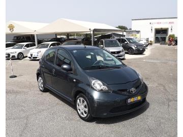 TOYOTA AYGO 1.O VVT-i
Immatricolato 2011, 998cc, 68Cv/50Kw, 52.000Km, 5porte/4posti, Euo4.
*** Km Certificati e Auto idonea per Neopatentati ***
Rimangono sempre esclusi i costi :
-del passaggio di proprietà pari ad euro 400,00
- Nella formula Outlet il veicolo viene venduto con la formula Visto e piaciuta, e con la conformità legale del mezzo.
Di serie con: Motore 3 cilindri, cambio manuale a 5 rapporti, Abs, Airbag, specchietti elettrici, servosterzo, climatizzatore, radio, fendinebbia, isofix, cerchi da 14“ + ruotino.
I NOSTRI SERVIZI :
-Vendita auto usate e storiche, moto e scooter nuovi e usati garantiti
-Acquisto diretto con pagamento immediato o conto vendita
-Permuta auto con moto e viceversa
-Noleggio breve e lungo termine
-Assicurazioni e Finanziamenti personalizzati
-Assistenza post-vendita
-Accessori e antifurti per moto e auto
VISITA il nostro sito internet: automotousateroma.it oppure scarica la nostra App: automotousateroma dall' Apple store o Play store per restare aggiornato sui nostri ultimi arrivi.
VIENI A TROVARCI PER VEDERE DAL VIVO QUESTO VEICOLO :
Auto Moto Usate Roma s.r.l.Via Appia Nuova 23, 00047, Marino (RM) (adiacente Sorelle Ramonda)
*************
HAI UNA PERMUTA?
compila il form sull'App o nel nostro sito automotousateroma.it
oppure inviaci foto e descrizione (modello anno km motore ...)
al nostro numero whatsapp : Cell. 366-6562866 o 351-4646876 Fisso 06-7215841 e-mail : info@automotousateroma.it
*************
La Auto Moto Usate Roma Srl declina ogni responsabilità per eventuali involontarie incongruenze che non rappresentano in alcun modo un impegno contrattuale e invitano i clienti a verificare sempre dal vivo la correttezza dei dati che potrebbero non coincidere con l’effettivo equipaggiamento del veicolo spesso dovuto alla incompatibilità dei dati trasmessi sulle varie piattaforme web. TOYOTA AYGO 1.O VVT-i
Immatricolato 2011, 998cc, 68Cv/50Kw, 52.000Km, 5porte/4posti, Euo4.
*** Km Certificati e Auto idonea per Neopatentati ***
Rimangono sempre esclusi i costi :
-del passaggio di proprietà pari ad euro 400,00
- Nella formula Outlet il veicolo viene venduto con la formula Visto e piaciuta, e con la conformità legale del mezzo.
Di serie con: Motore 3 cilindri, cambio manuale a 5 rapporti, Abs, Airbag, specchietti elettrici, servosterzo, climatizzatore, radio, fendinebbia, isofix, cerchi da 14“ + ruotino.
I NOSTRI SERVIZI :
-Vendita auto usate e storiche, moto e scooter nuovi e usati garantiti
-Acquisto diretto con pagamento immediato o conto vendita
-Permuta auto con moto e viceversa
-Noleggio breve e lungo termine
-Assicurazioni e Finanziamenti personalizzati
-Assistenza post-vendita
-Accessori e antifurti per moto e auto
VISITA il nostro sito internet: automotousateroma.it oppure scarica la nostra App: automotousateroma dall' Apple store o Play store per restare aggiornato sui nostri ultimi arrivi.
VIENI A TROVARCI PER VEDERE DAL VIVO QUESTO VEICOLO :
Auto Moto Usate Roma s.r.l.Via Appia Nuova 23, 00047, Marino (RM) (adiacente Sorelle Ramonda)
*************
HAI UNA PERMUTA?
compila il form sull'App o nel nostro sito automotousateroma.it
oppure inviaci foto e descrizione (modello anno km motore ...)
al nostro numero whatsapp : Cell. 366-6562866 o 351-4646876 Fisso 06-7215841 e-mail : info@automotousateroma.it
*************
La Auto Moto Usate Roma Srl declina ogni responsabilità per eventuali involontarie incongruenze che non rappresentano in alcun modo un impegno contrattuale e invitano i clienti a verificare sempre dal vivo la correttezza dei dati che potrebbero non coincidere con l’effettivo equipaggiamento del veicolo spesso dovuto alla incompatibilità dei dati trasmessi sulle varie piattaforme web.