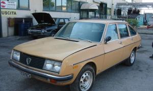 Auto d'epoca immatricolata nel 1977, targata MC157247.
Carrozzeria di color marrone.