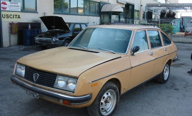 Auto d'epoca immatricolata nel 1977, targata MC157247.
Carrozzeria di color marrone.