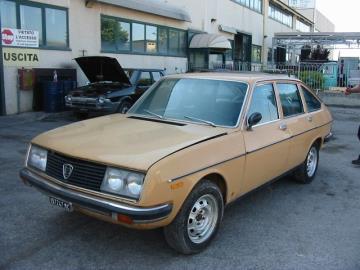Auto d'epoca immatricolata nel 1977, targata MC157247.
Carrozzeria di color marrone.