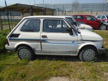 cc 700. Vettura targata AP380025. 
Colore carrozzeria bianco pastello. 
Targhe originali.
Auto per ricambi, ma completa di documenti.