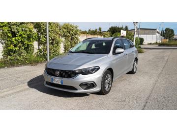 Veicolo immatricolato nel 2016, targato FF576YR, carrozzeria di colore grigio.
Il prezzo indicato Ã¨ comprensivo di iva al 22%.