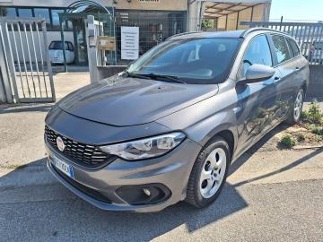 veicolo immatricolato nel 05/2017, targato FK720CN.
Carrozzeria di color grigio. Montato motore nuovo, ad oggi con 10000 km.
Veicolo esente iva.