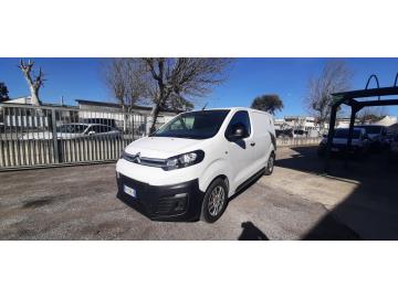 Veicolo immatricolato nel 04/2017, targato FH538LR.
Carrozzeria di color bianco. Veicolo coibentato ma senza frigo.
Veicolo esente iva.